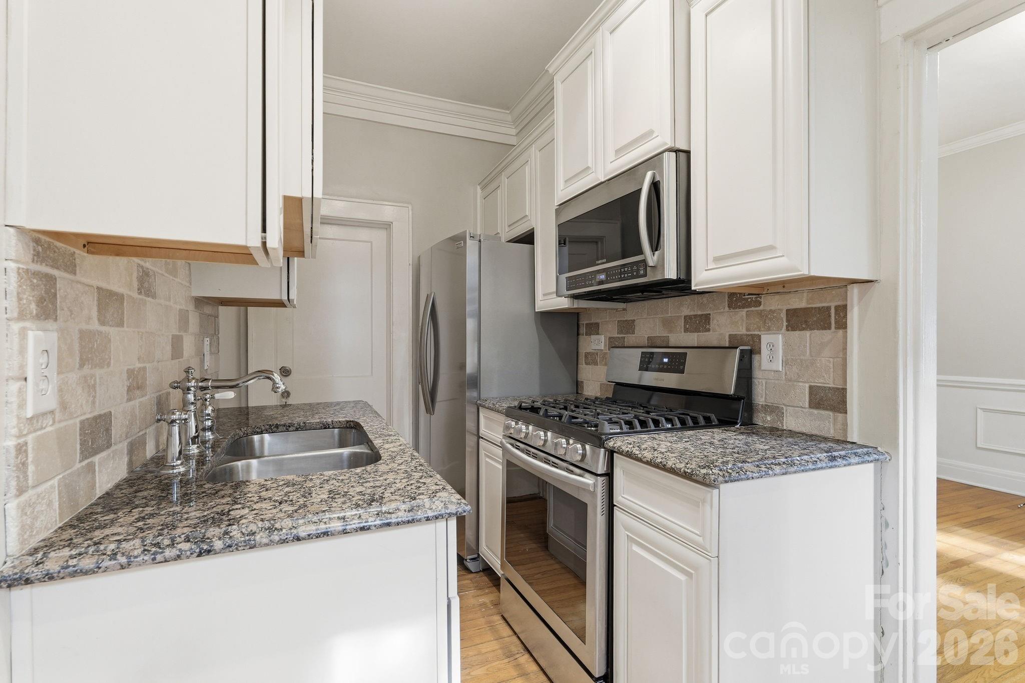 916 Bromley Road Property Photo 9