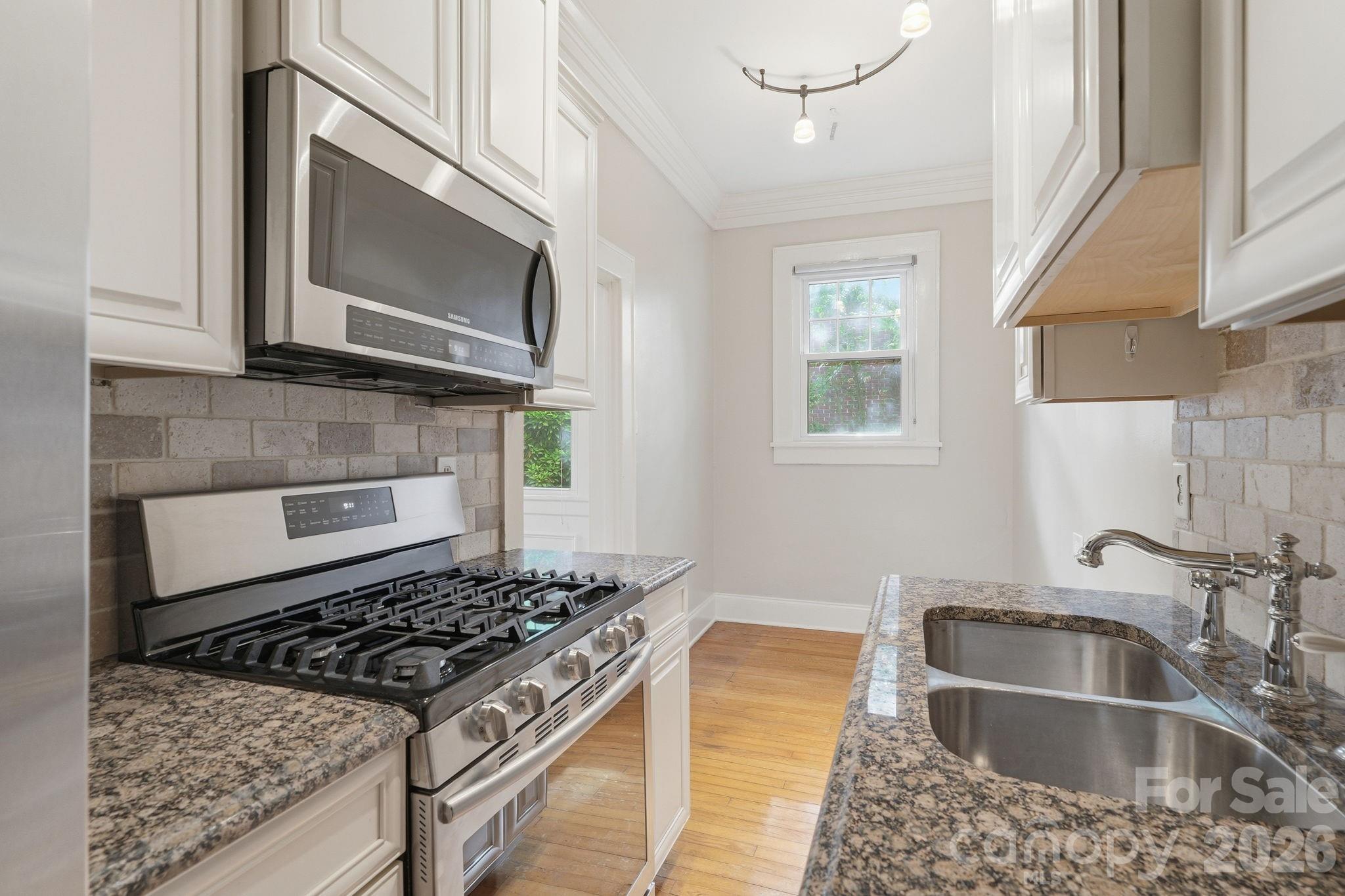 916 Bromley Road Property Photo 11