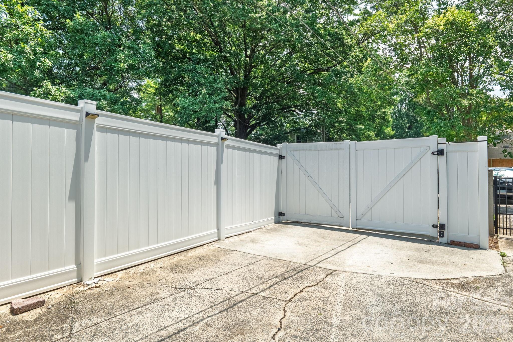 2113 Scott Avenue Property Photo 4