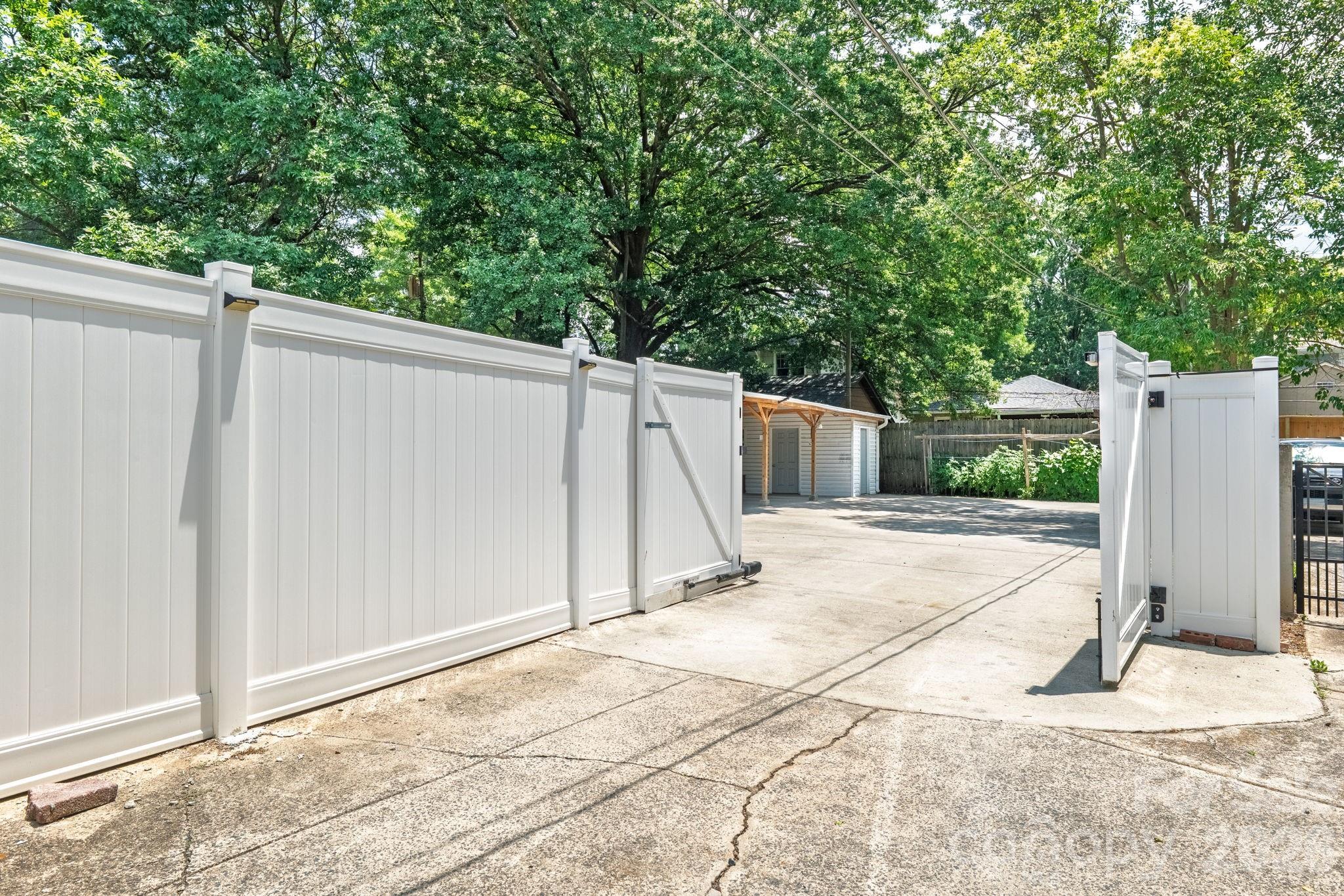 2113 Scott Avenue Property Photo 5