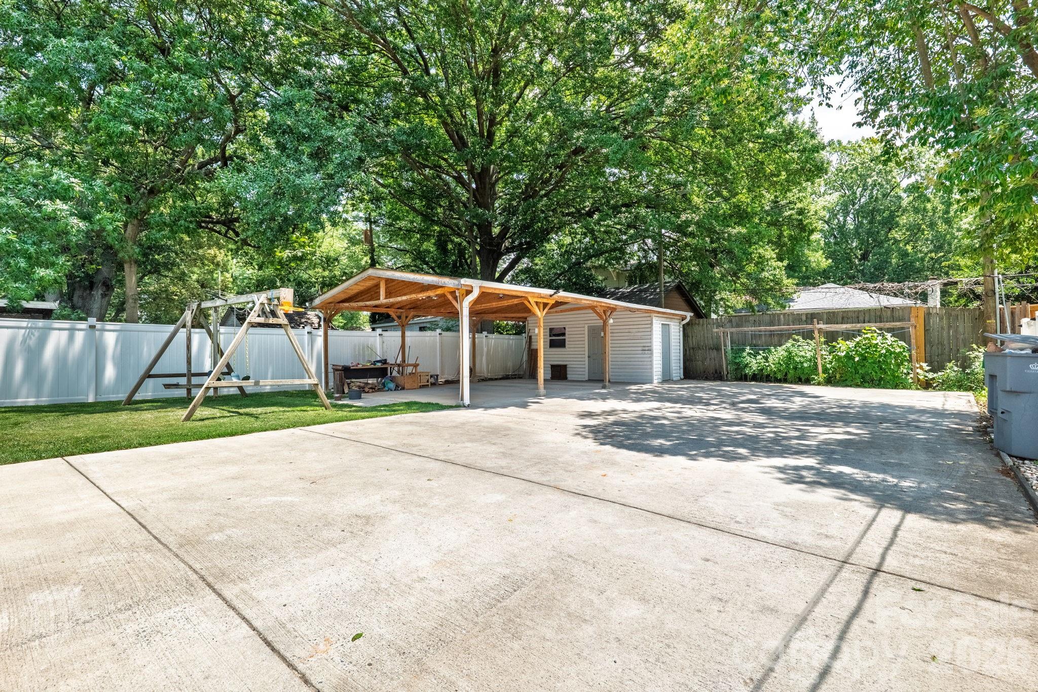 2113 Scott Avenue Property Photo 6
