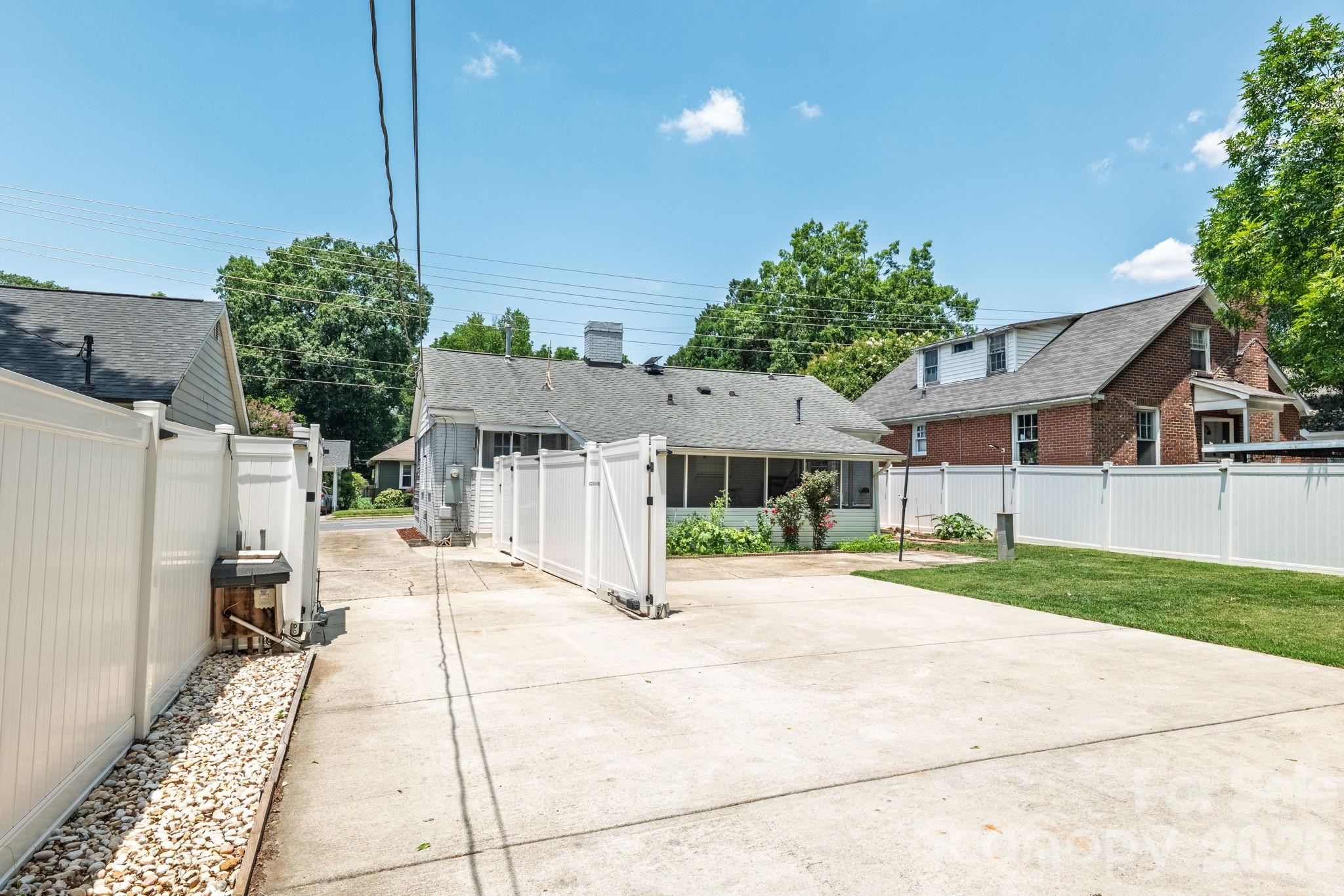 2113 Scott Avenue Property Photo 8