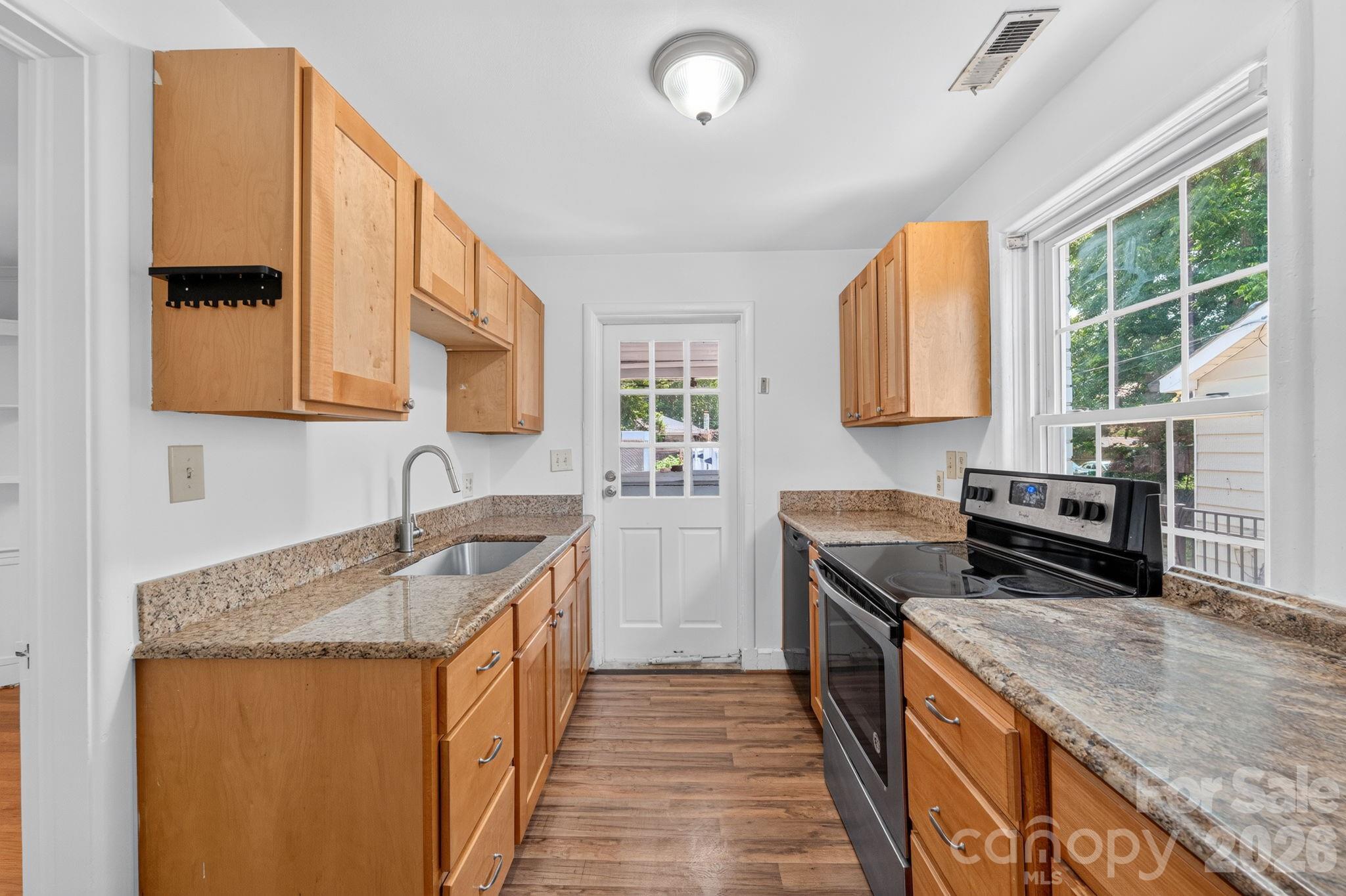 2113 Scott Avenue Property Photo 15
