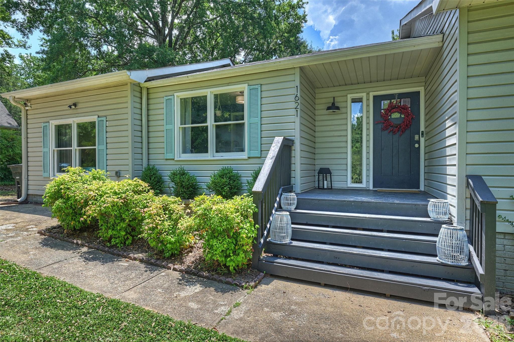 1621 Brook Drive Property Photo 3