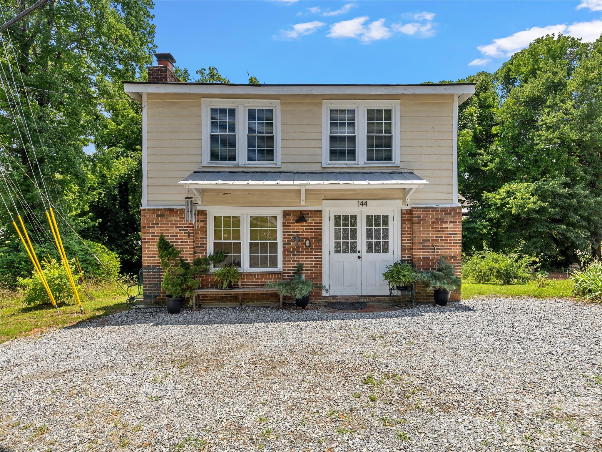 144 E Howard Street Property Photo 1