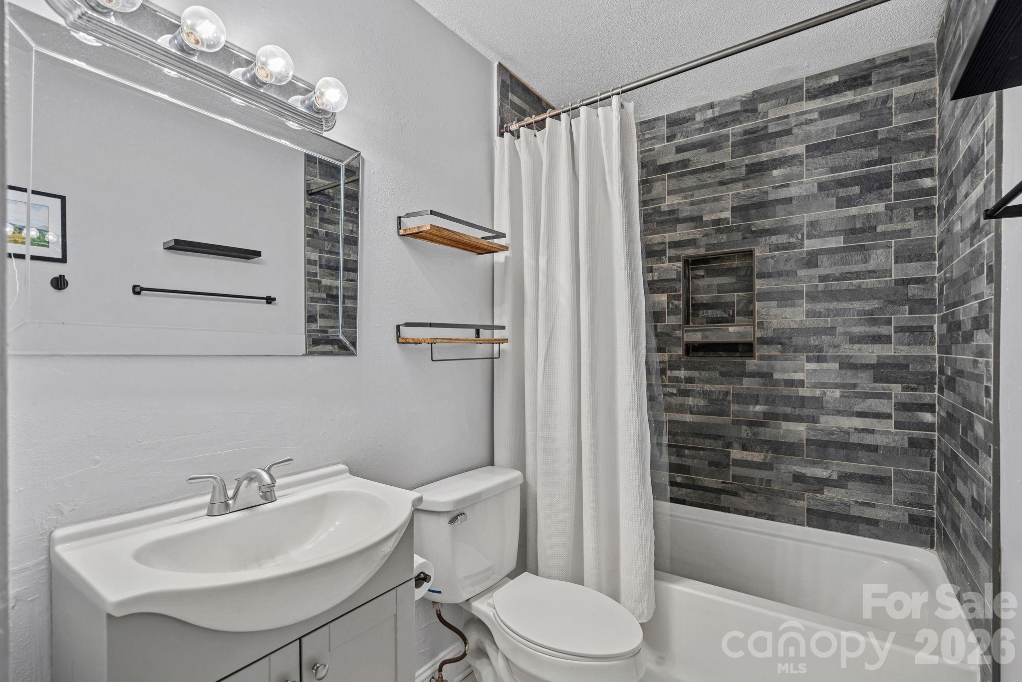 5662 Coulee Place Property Photo 12