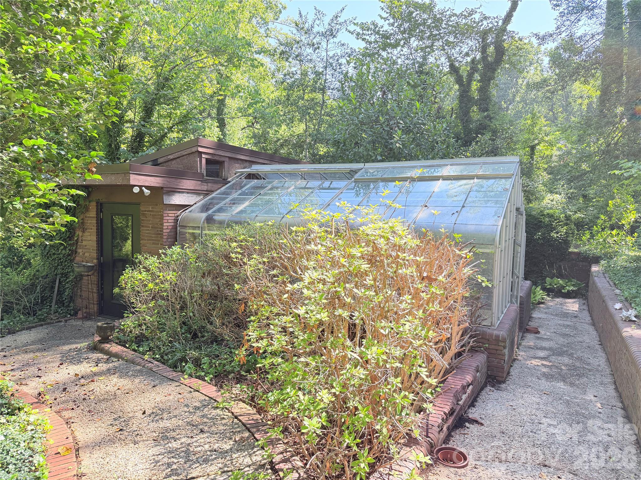 800 W 7th Street Property Photo 3