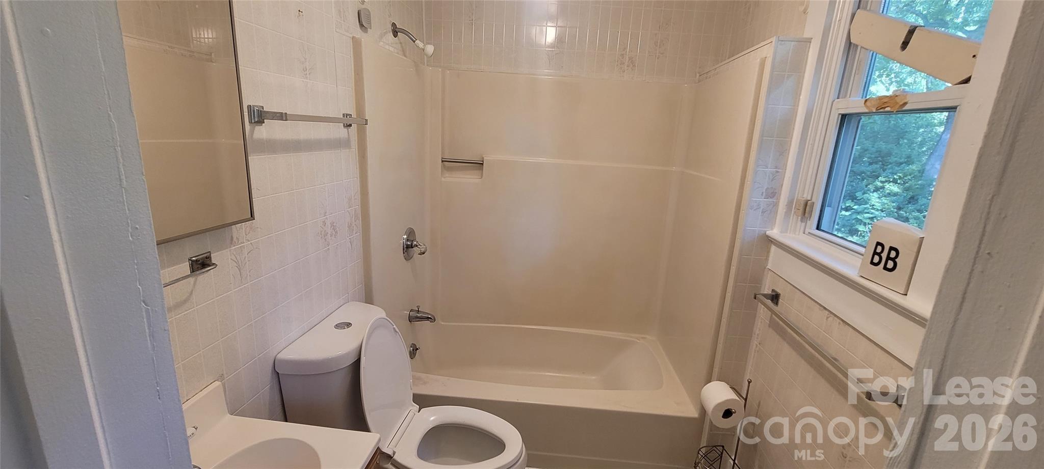 212 E Bell Street Property Photo 9
