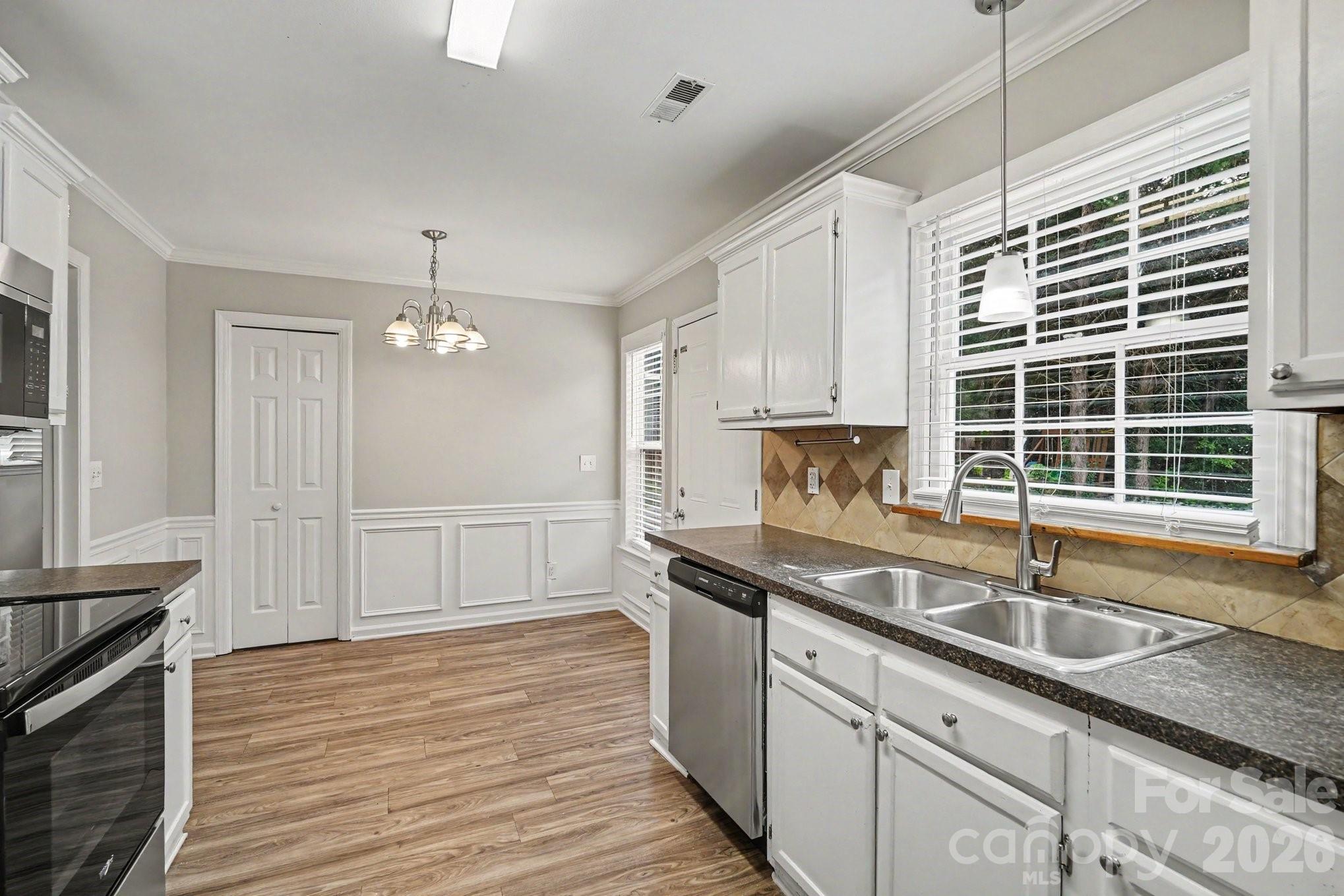 8904 Brown Oak Court Property Photo 9