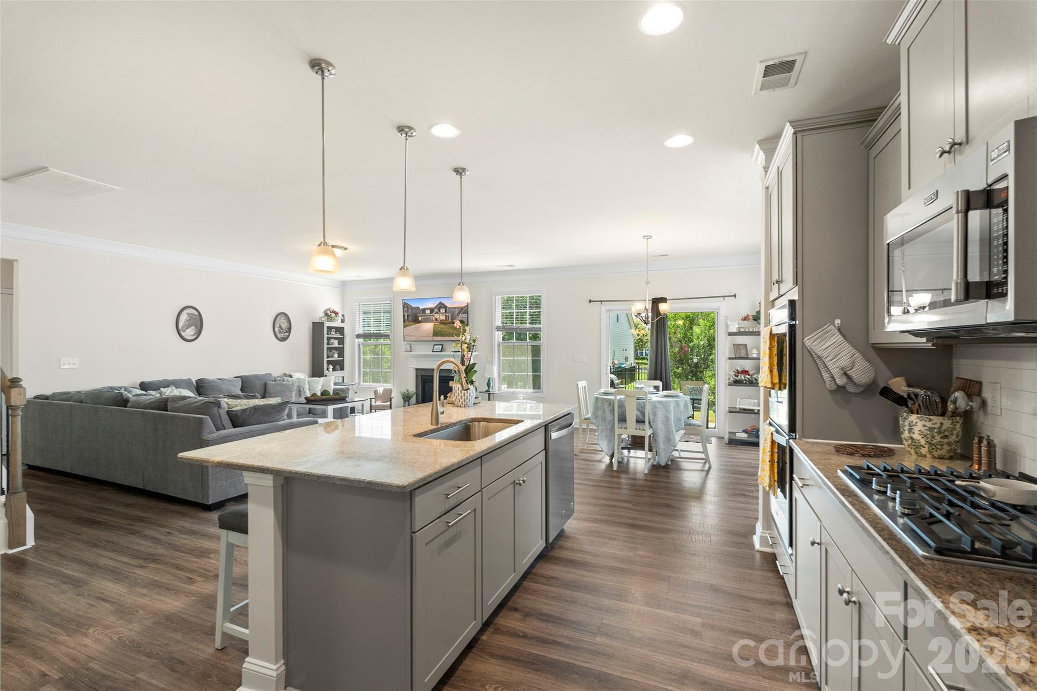 1016 Arbury Way Property Photo 12