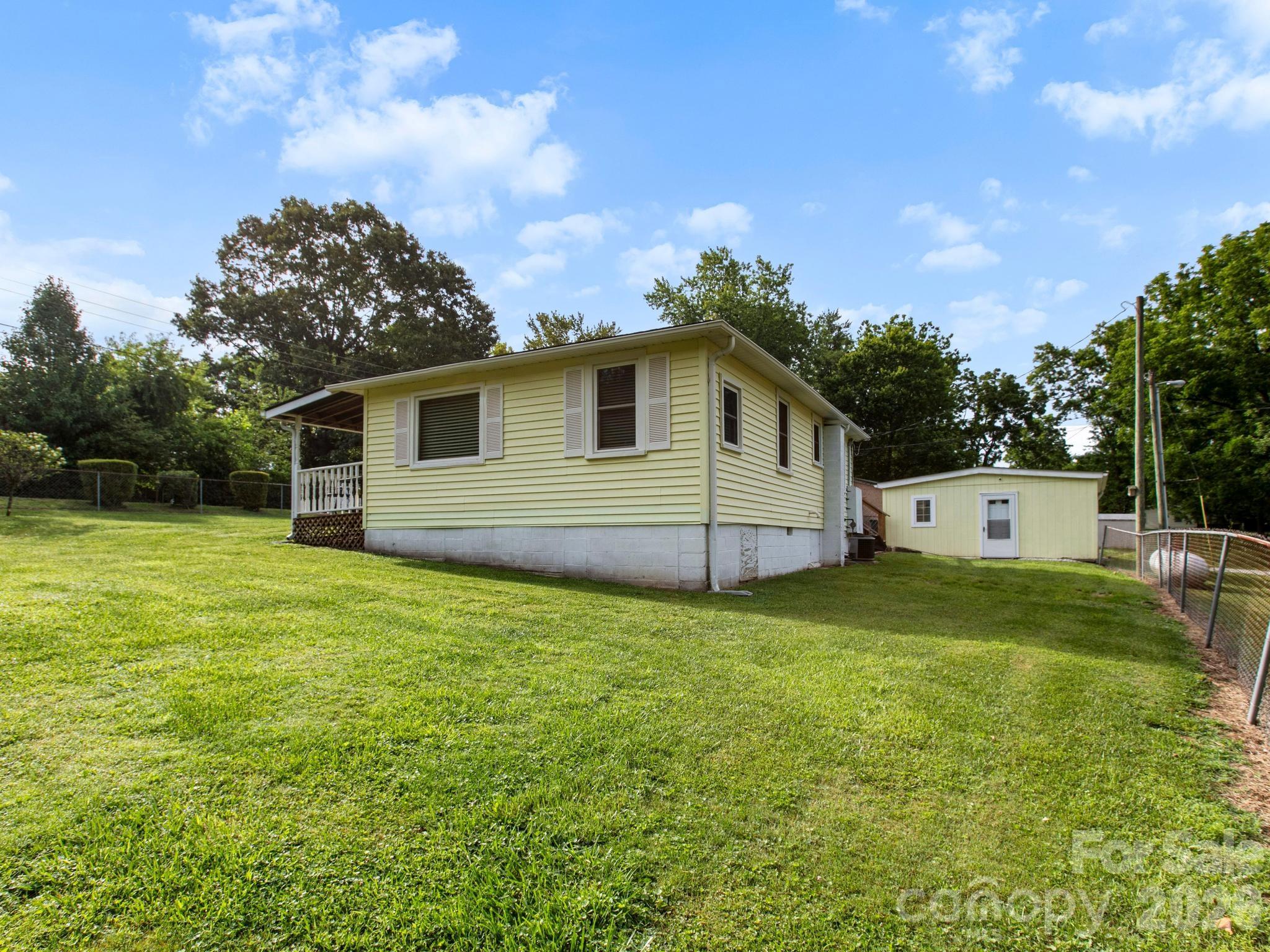 407 Hall Street Property Photo 24
