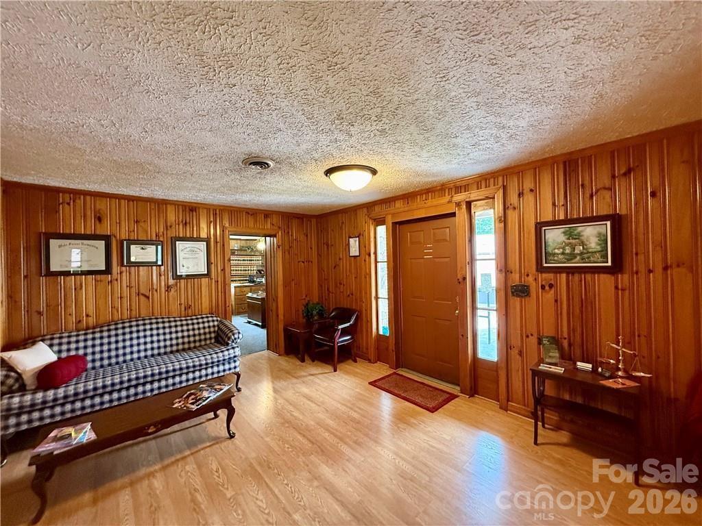 938 W King Street Property Photo 17