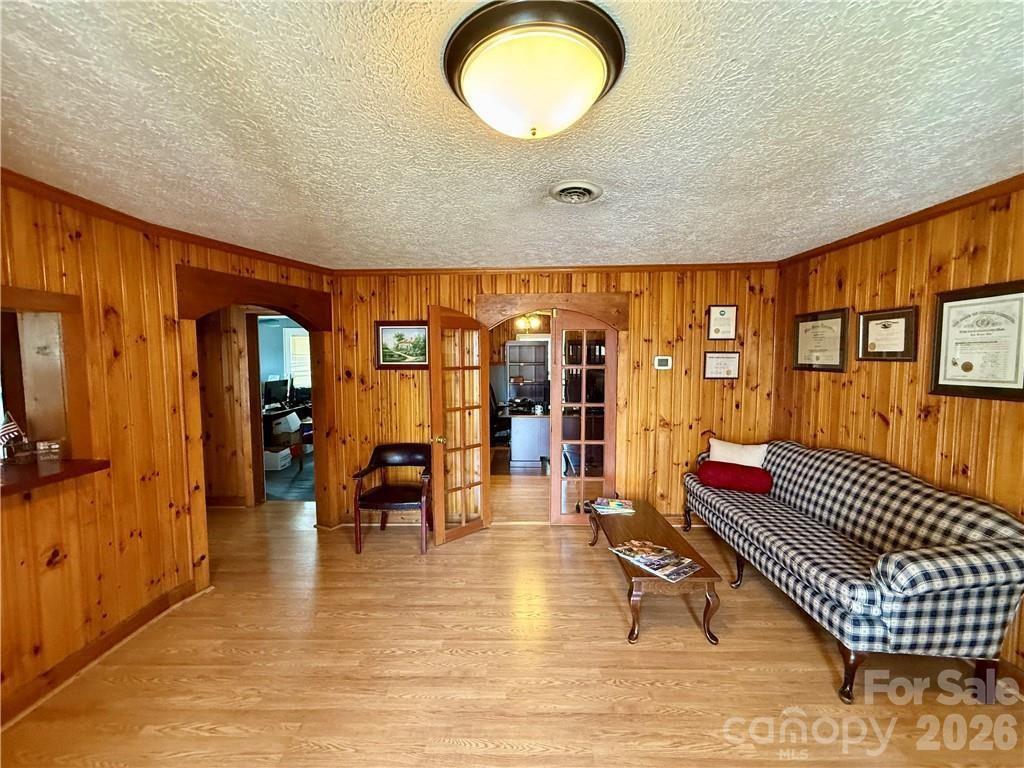 938 W King Street Property Photo 19