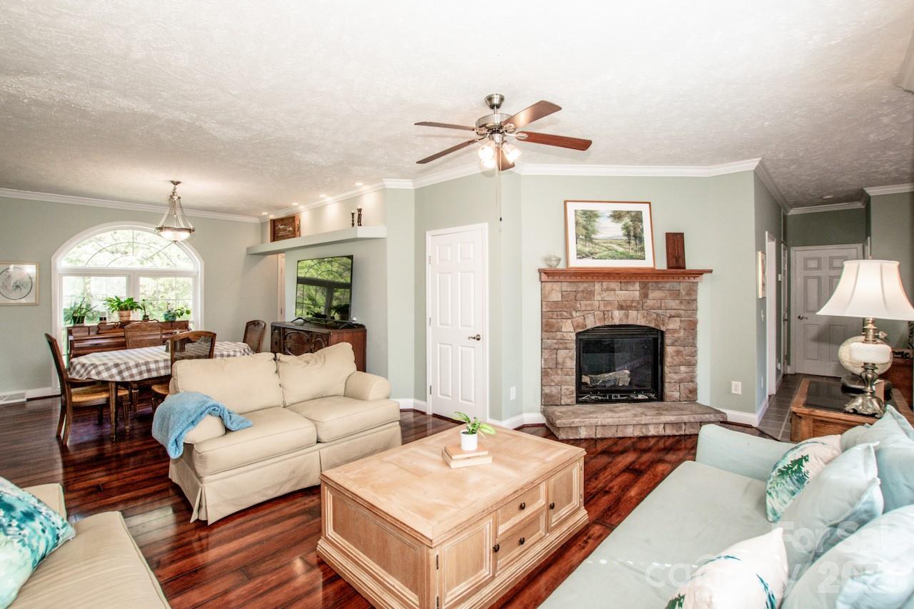 2860 Needmore Road Property Photo 15