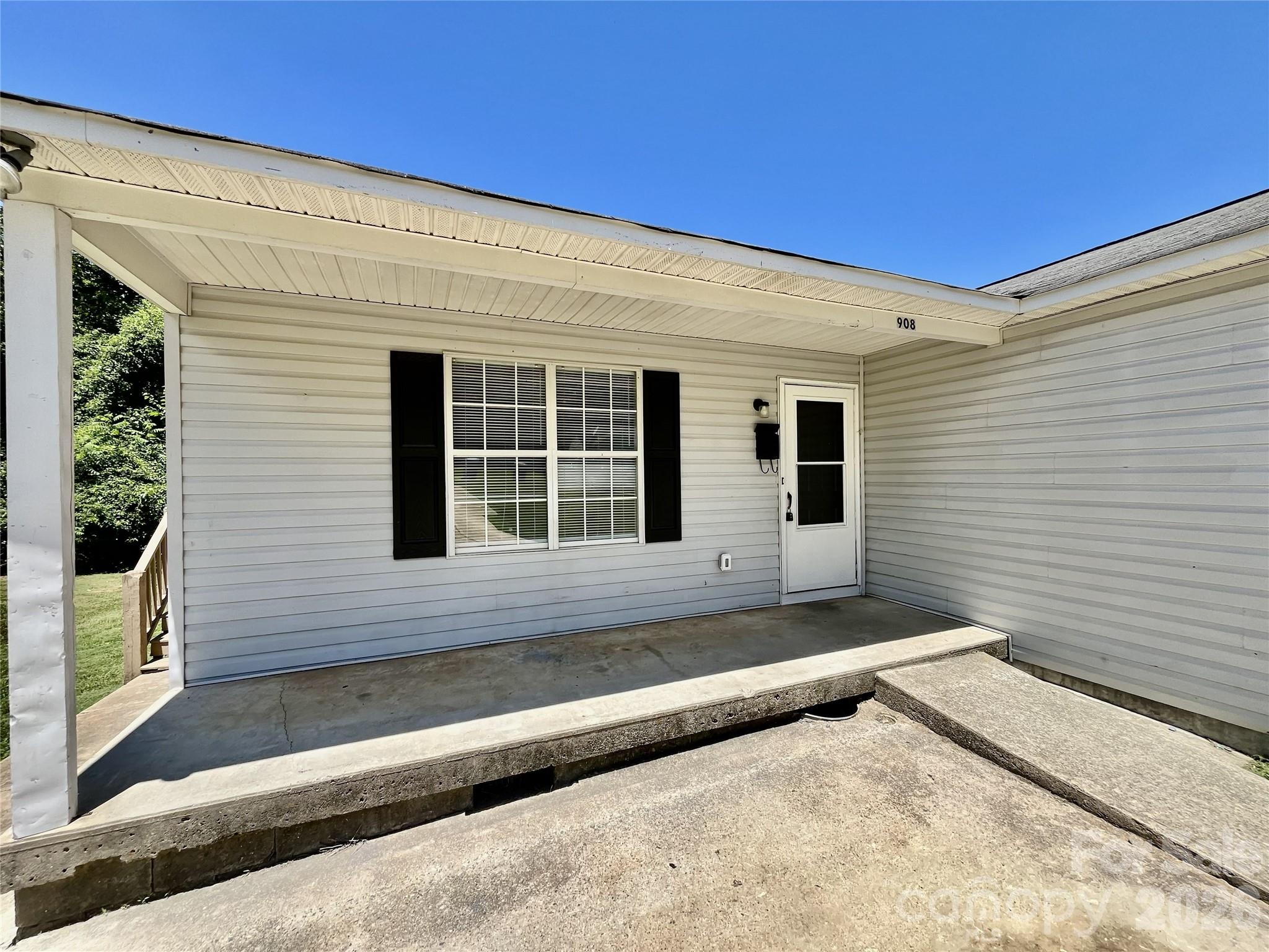 908 Green Street Property Photo 3