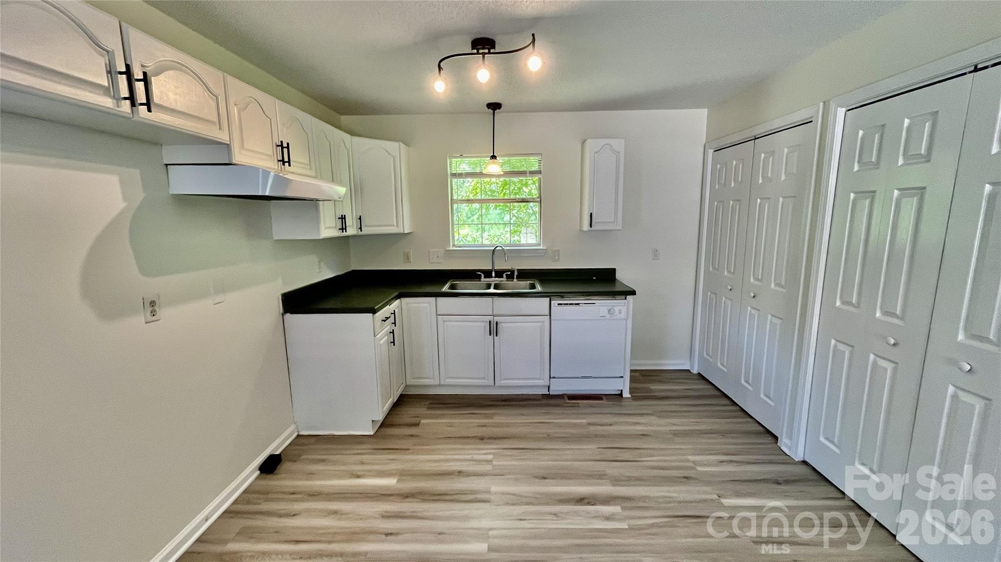 908 Green Street Property Photo 4