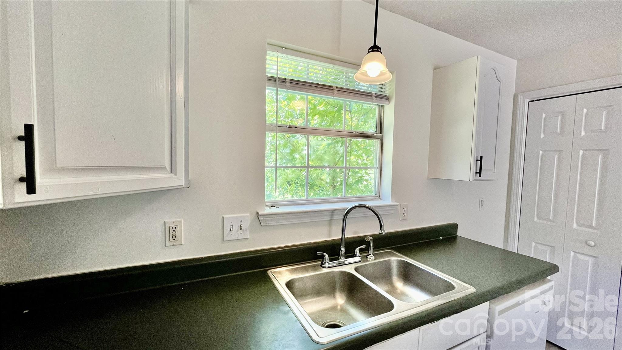 908 Green Street Property Photo 6