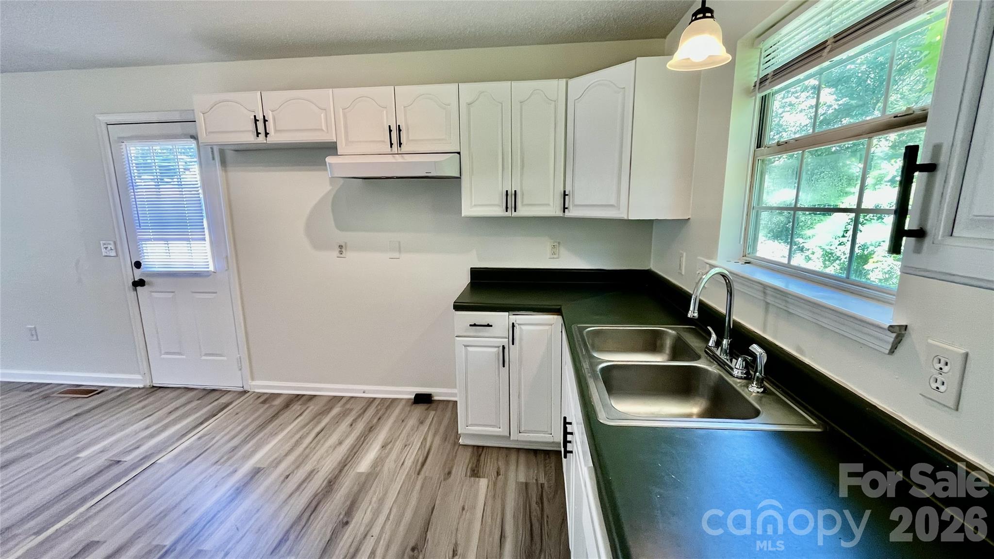 908 Green Street Property Photo 8