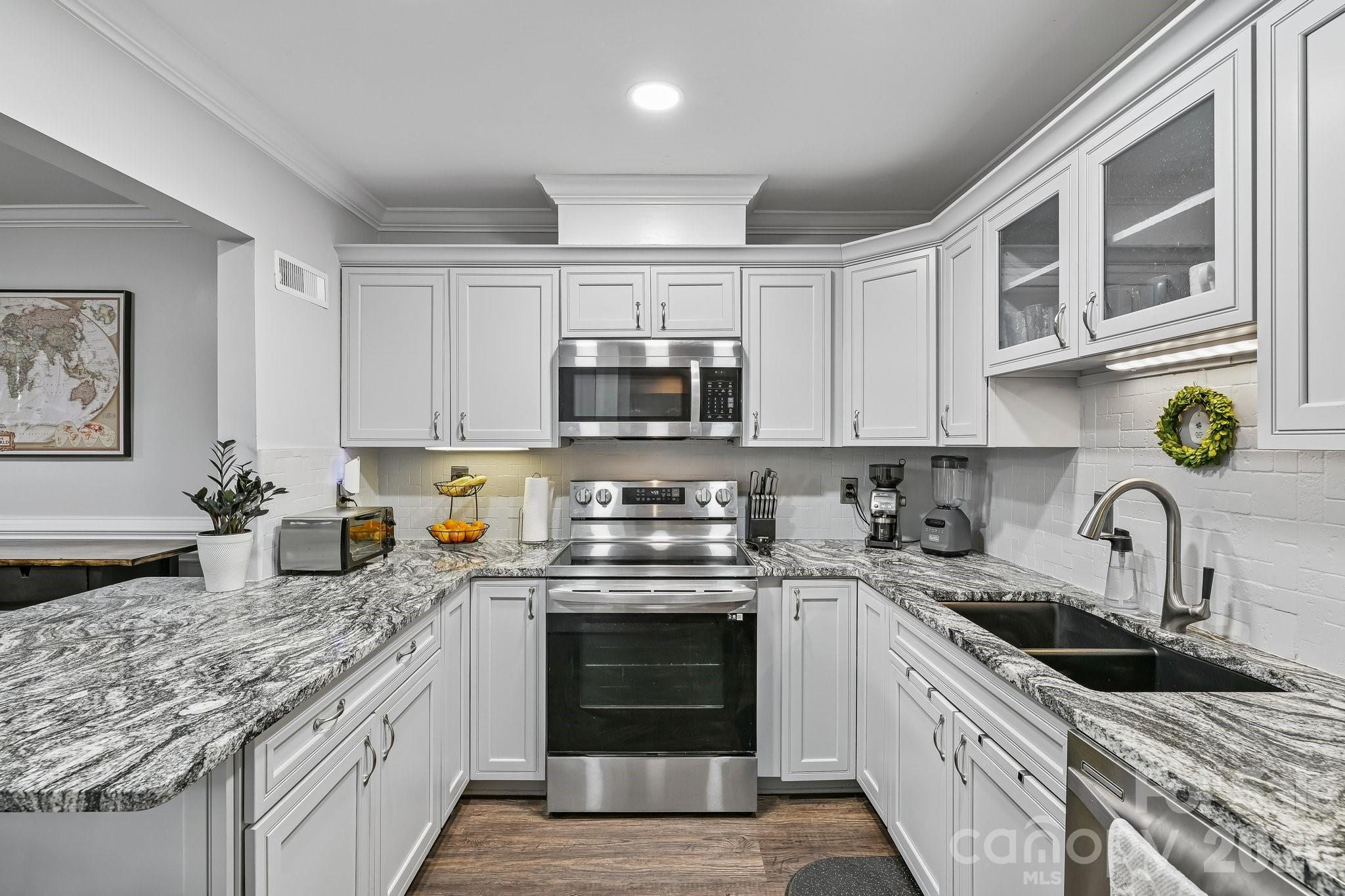 125 Pine Grove Circle Property Photo 12