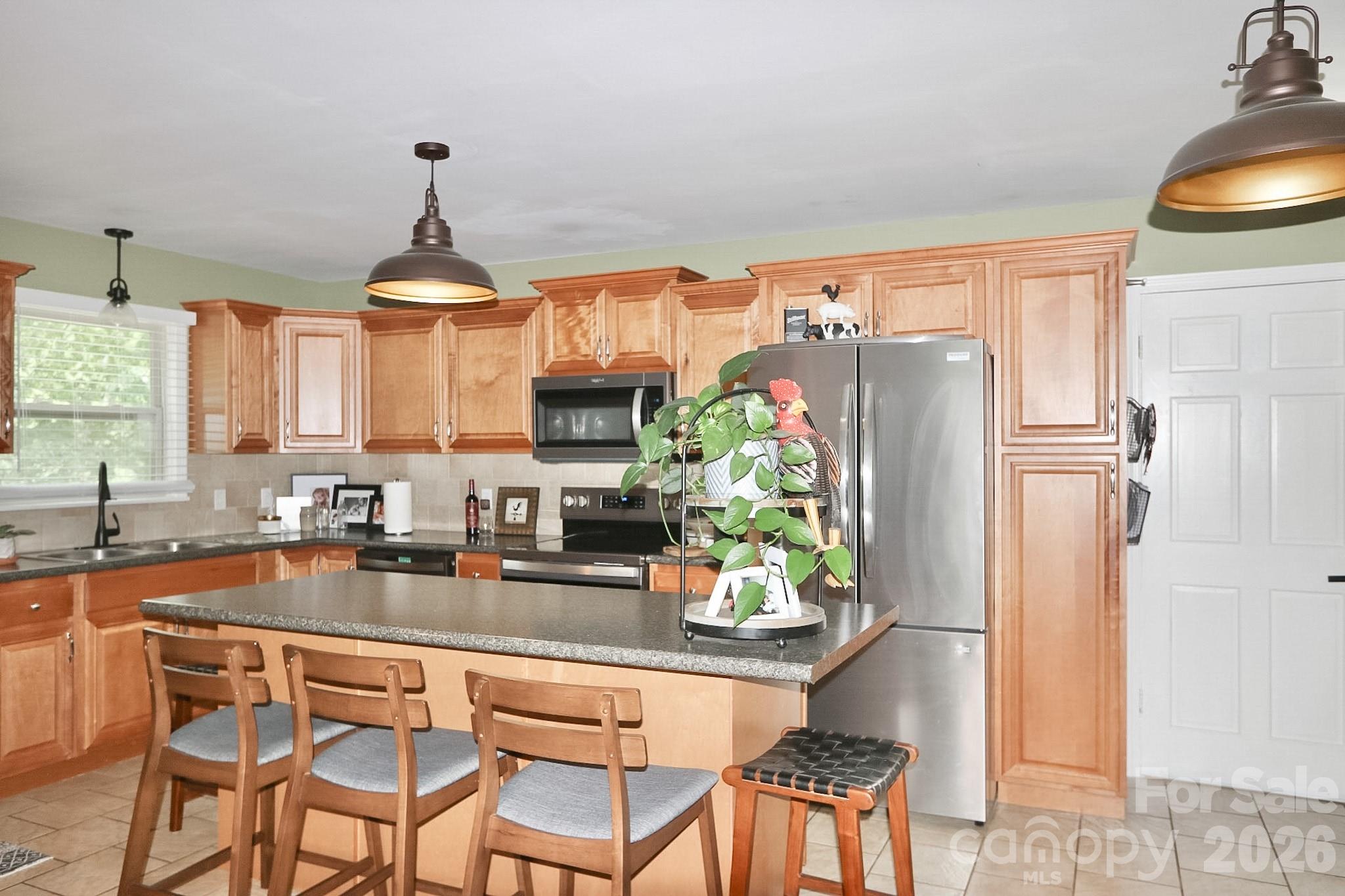 4220 Mae-len Drive Property Photo 1