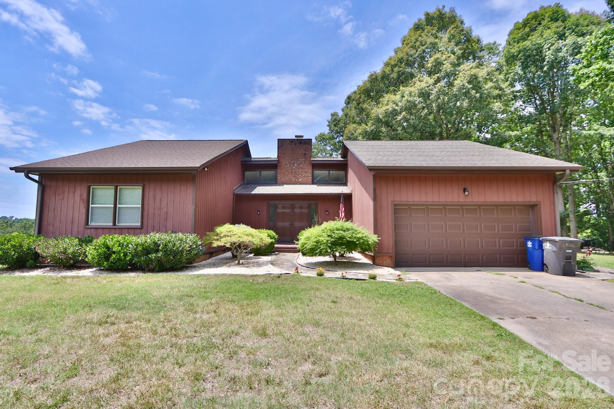 4220 Mae-len Drive Property Photo 3