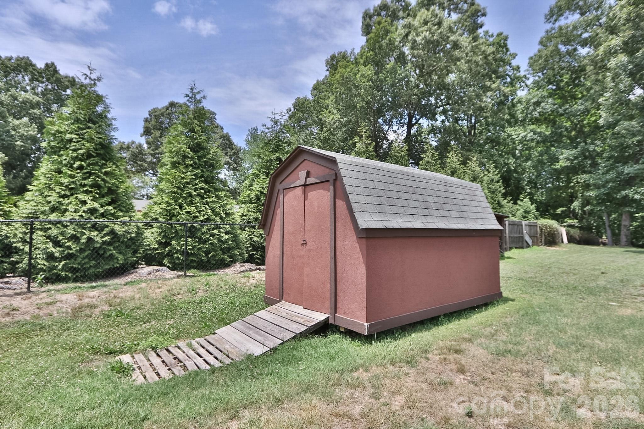 4220 Mae-len Drive Property Photo 5
