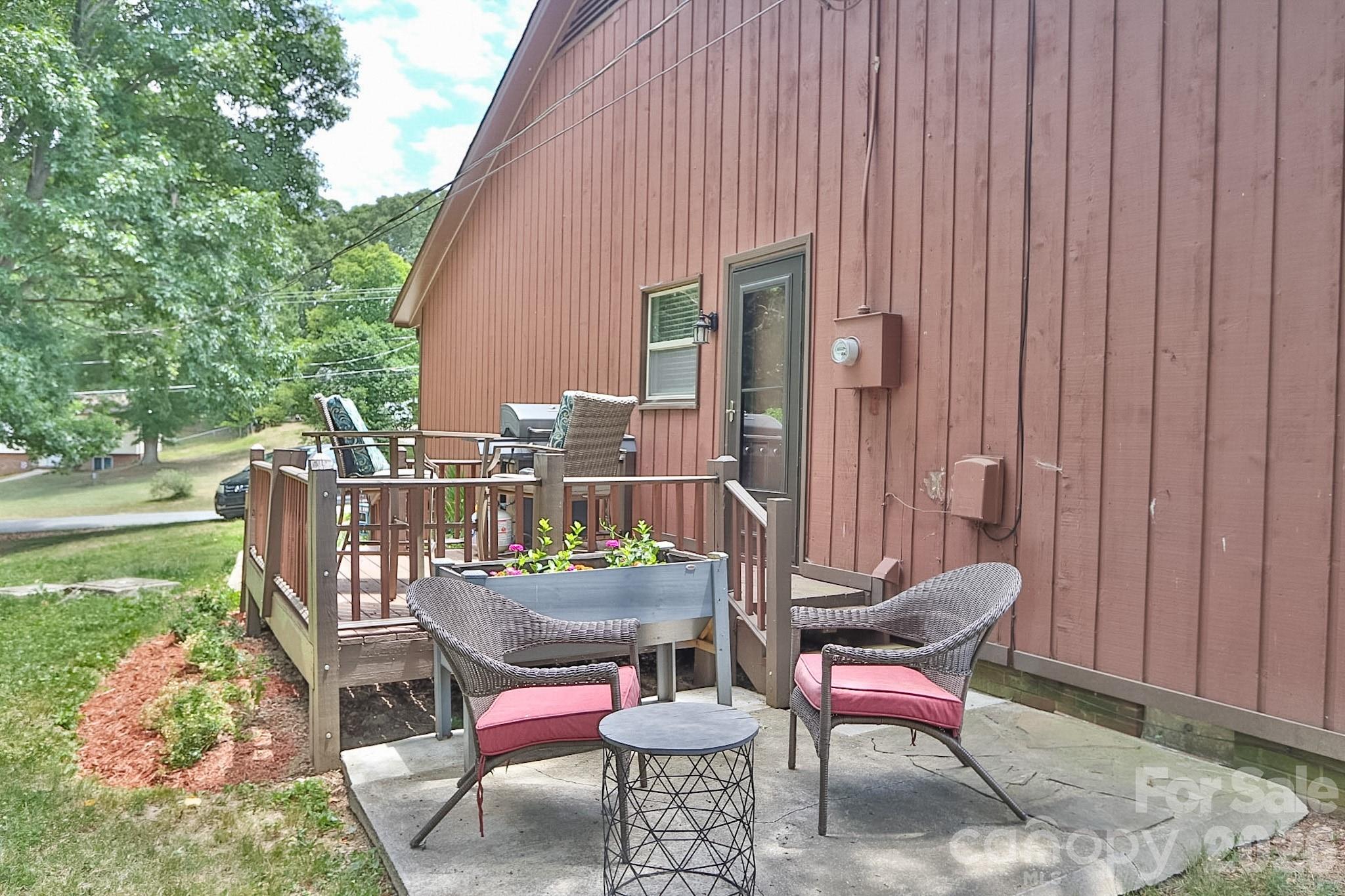 4220 Mae-len Drive Property Photo 9