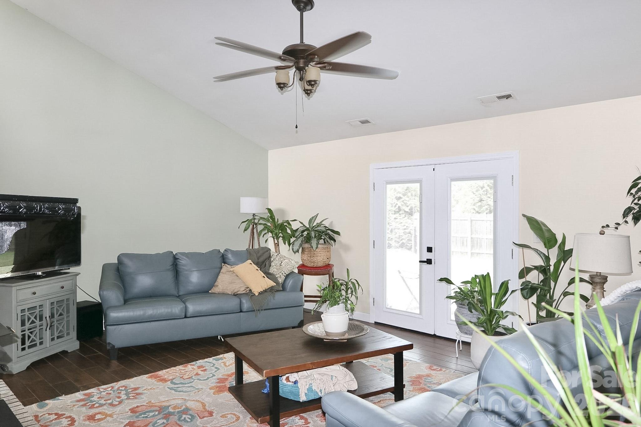 4220 Mae-len Drive Property Photo 11