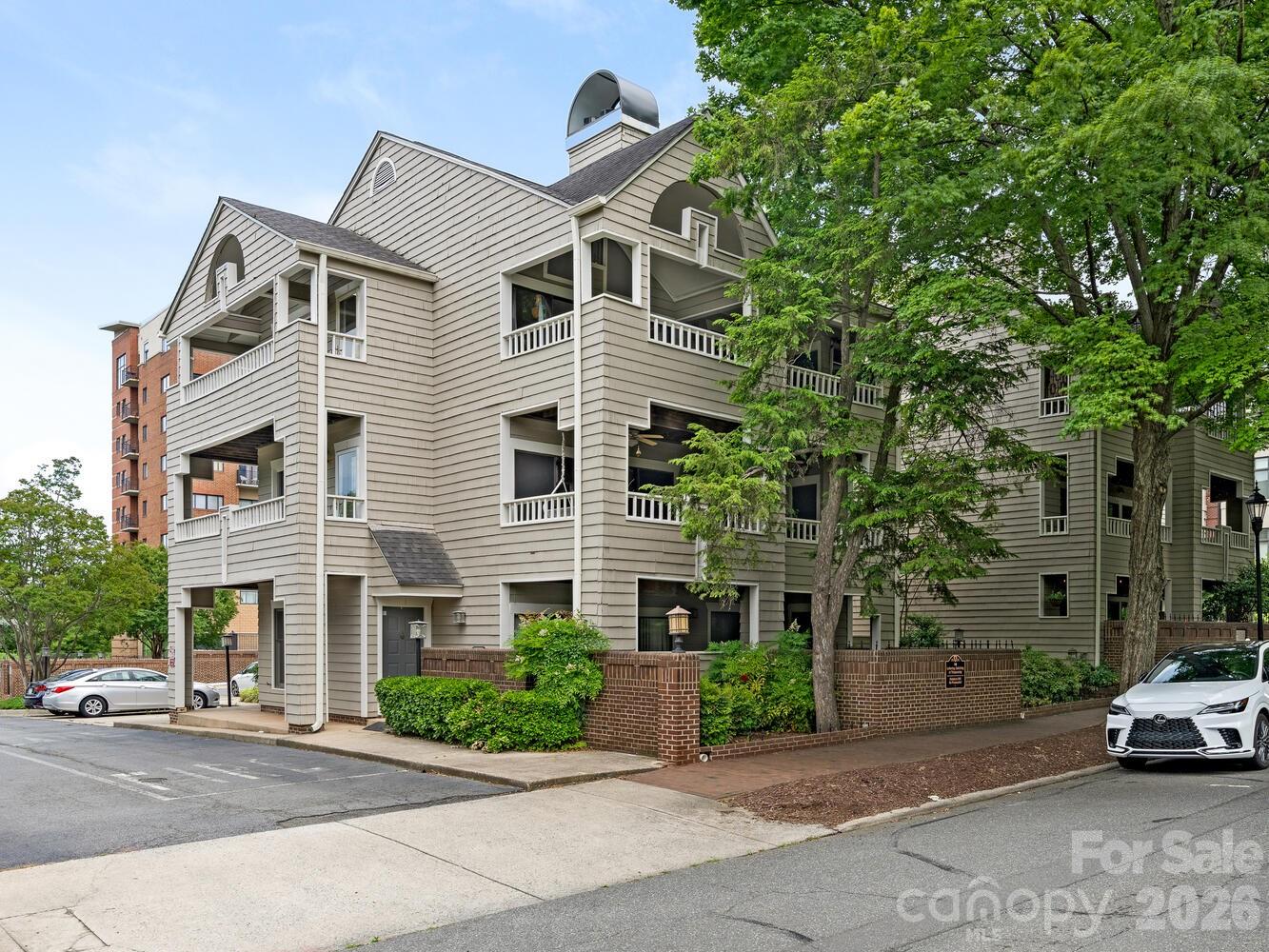 212 W 10th Street 3 Property Photo 1