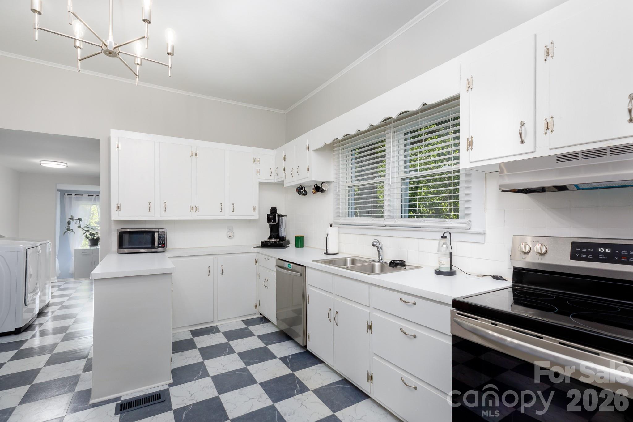 829 Steele Street Property Photo 7