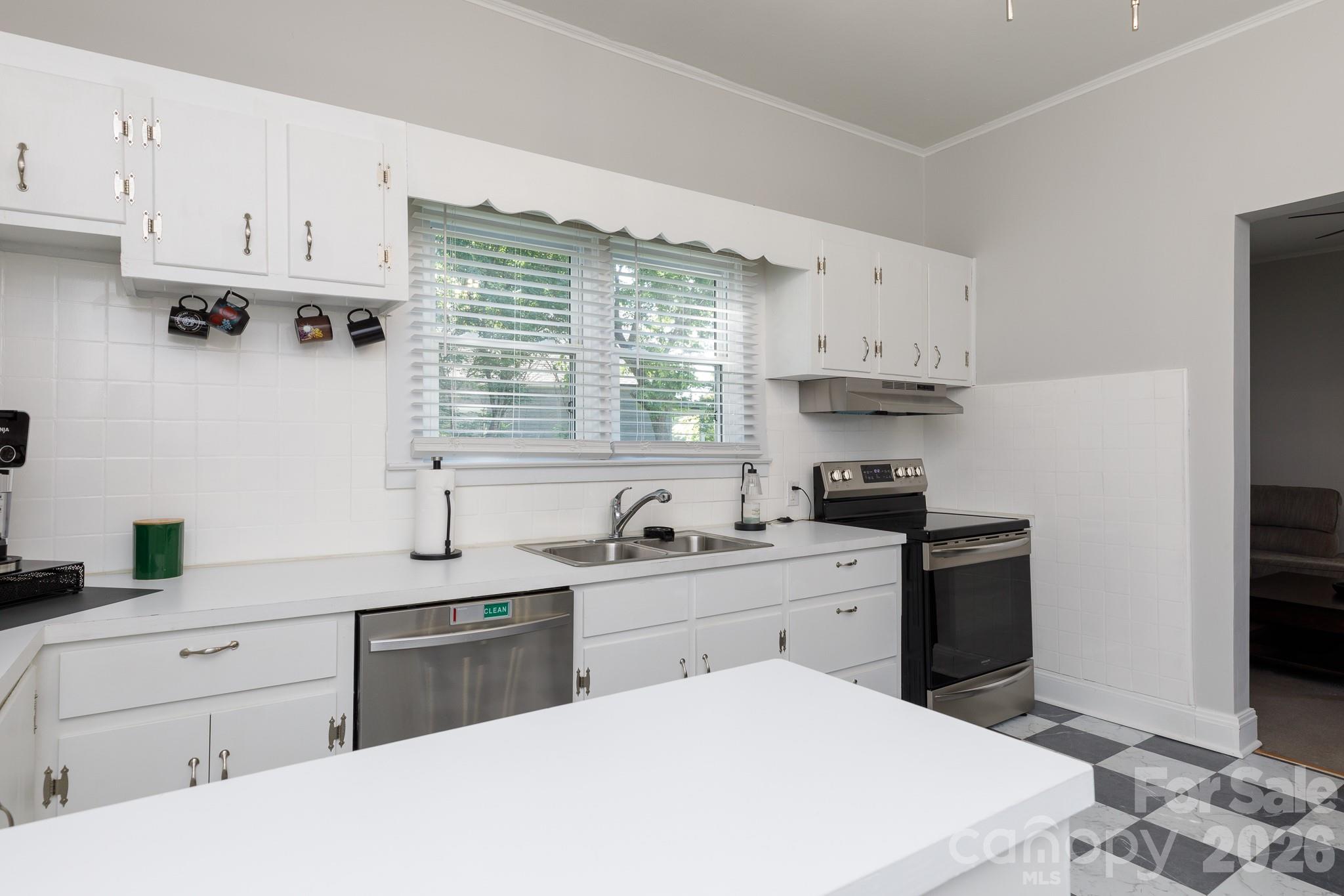 829 Steele Street Property Photo 8