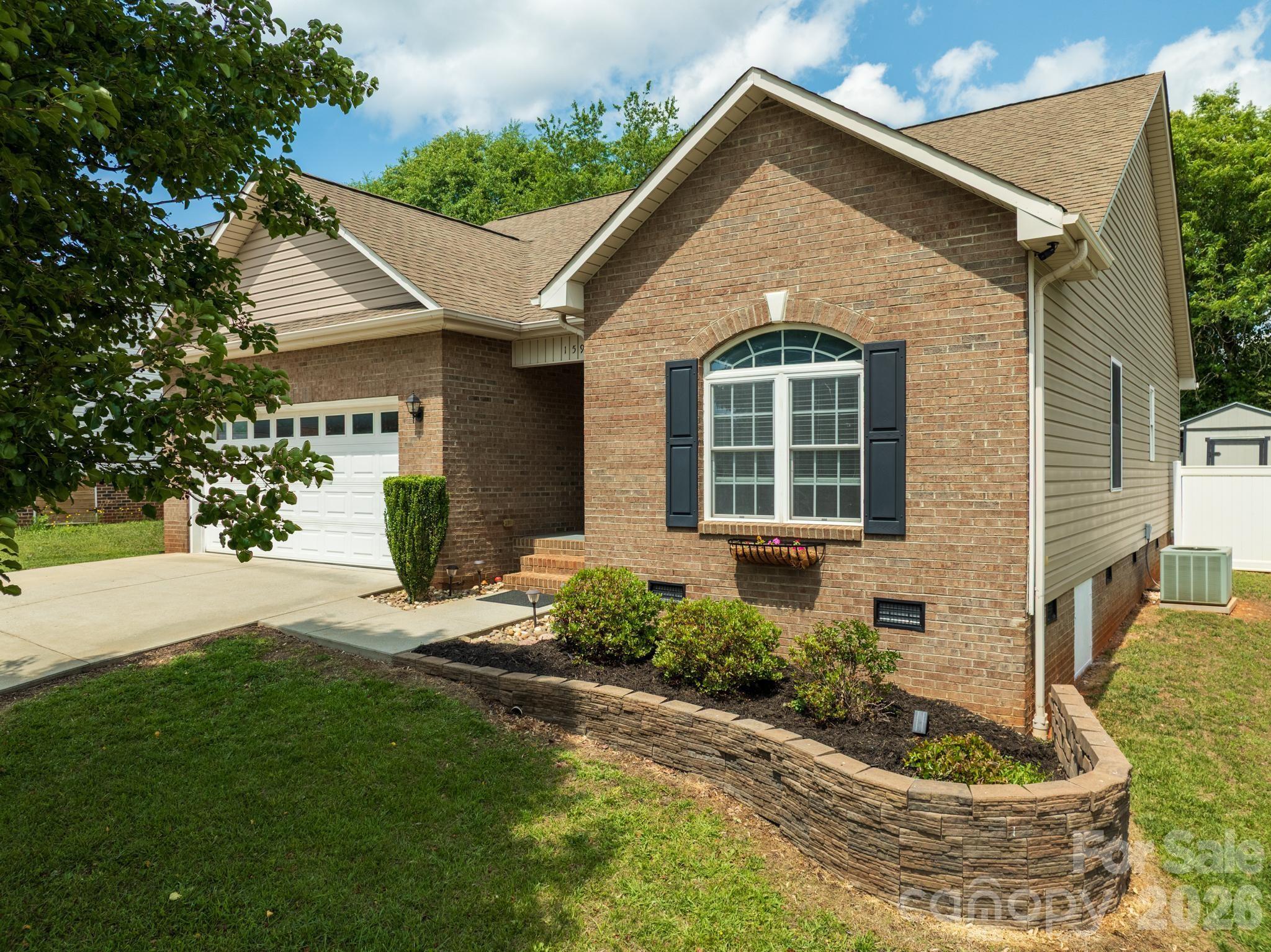 1590 Mayfair Drive Property Photo 3