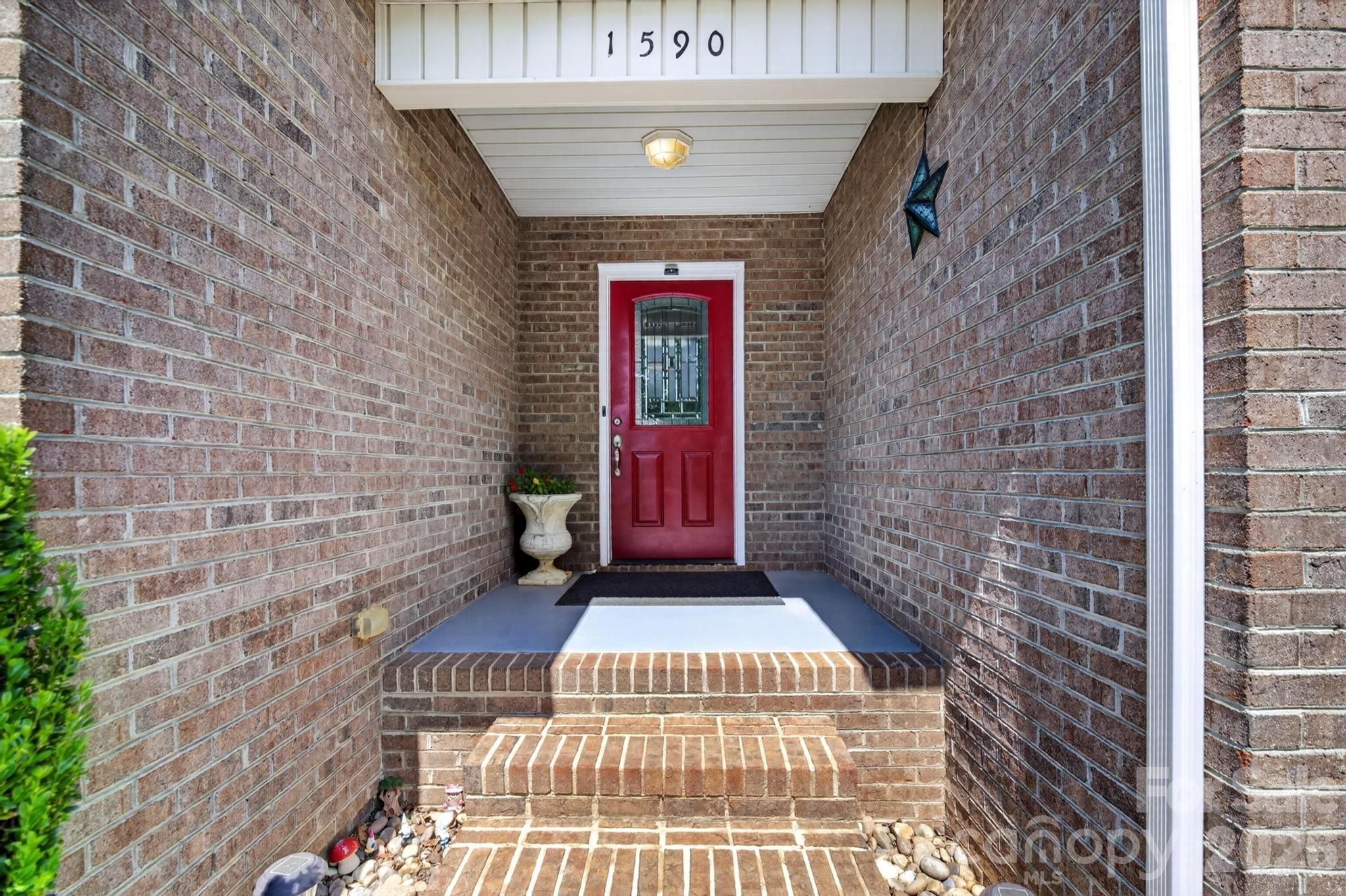 1590 Mayfair Drive Property Photo 5