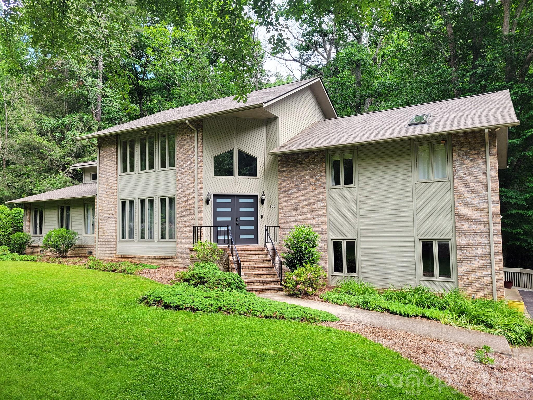 305 E Sondley Drive Property Photo 1