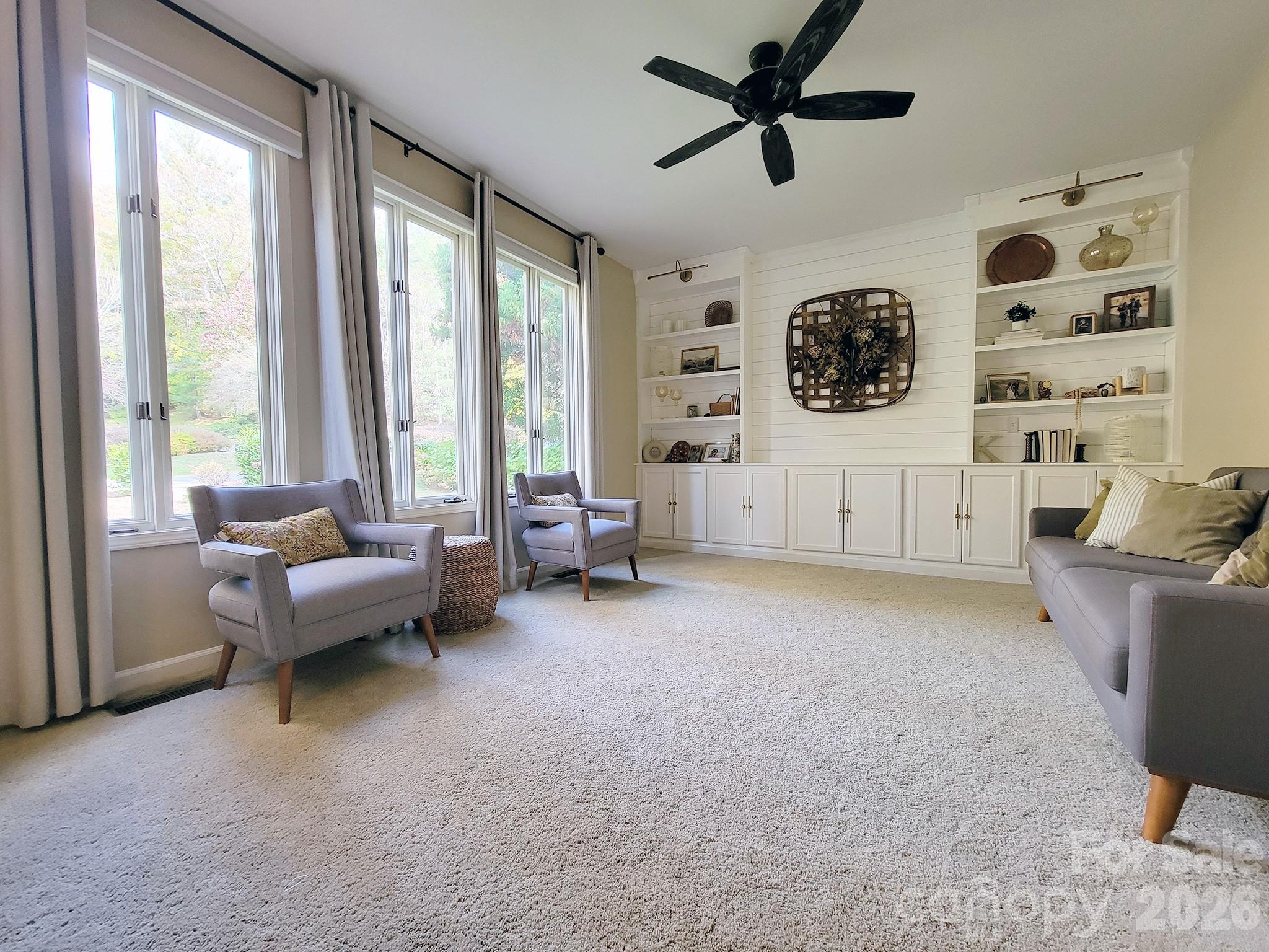 305 E Sondley Drive Property Photo 2