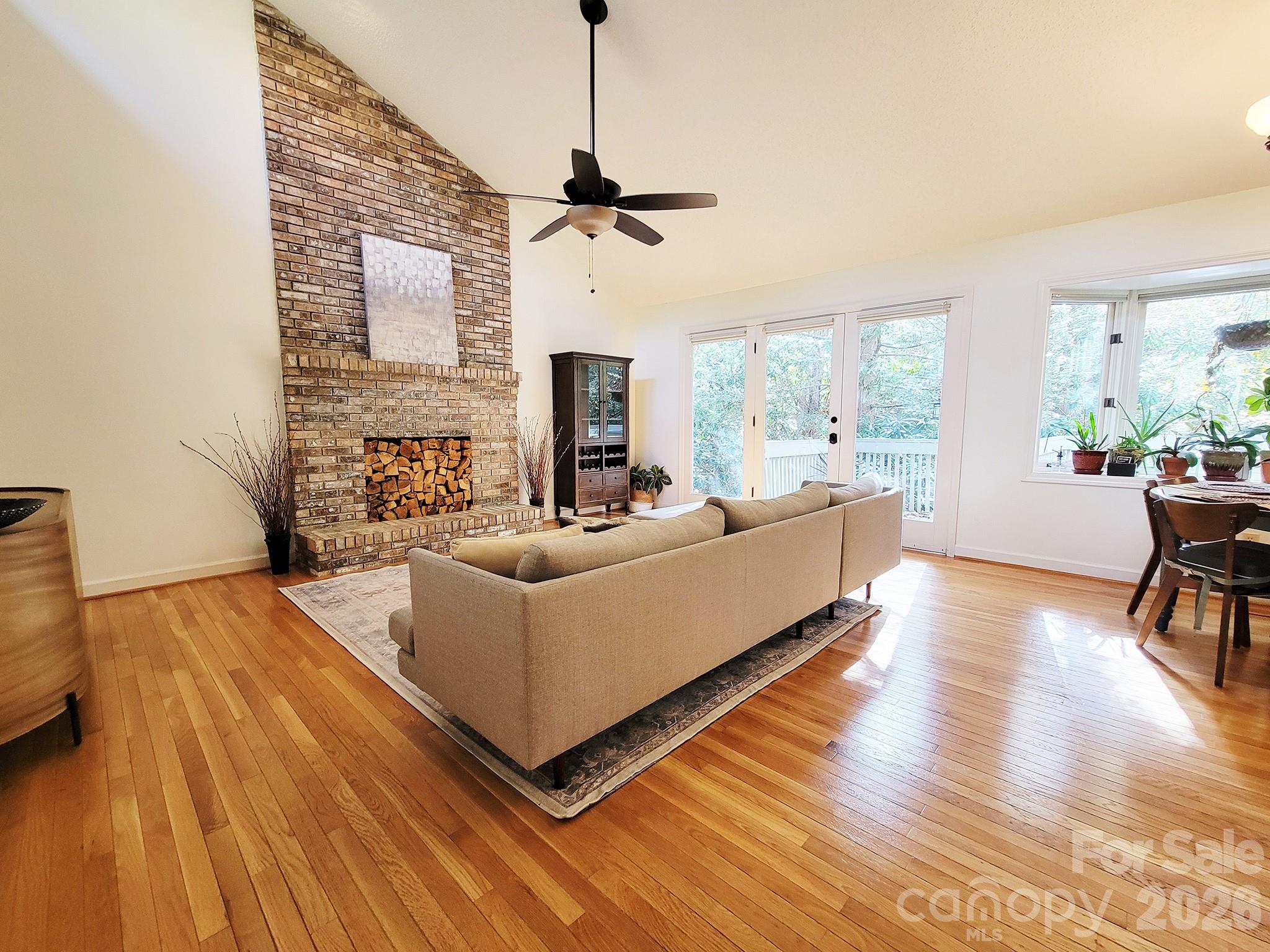 305 E Sondley Drive Property Photo 3