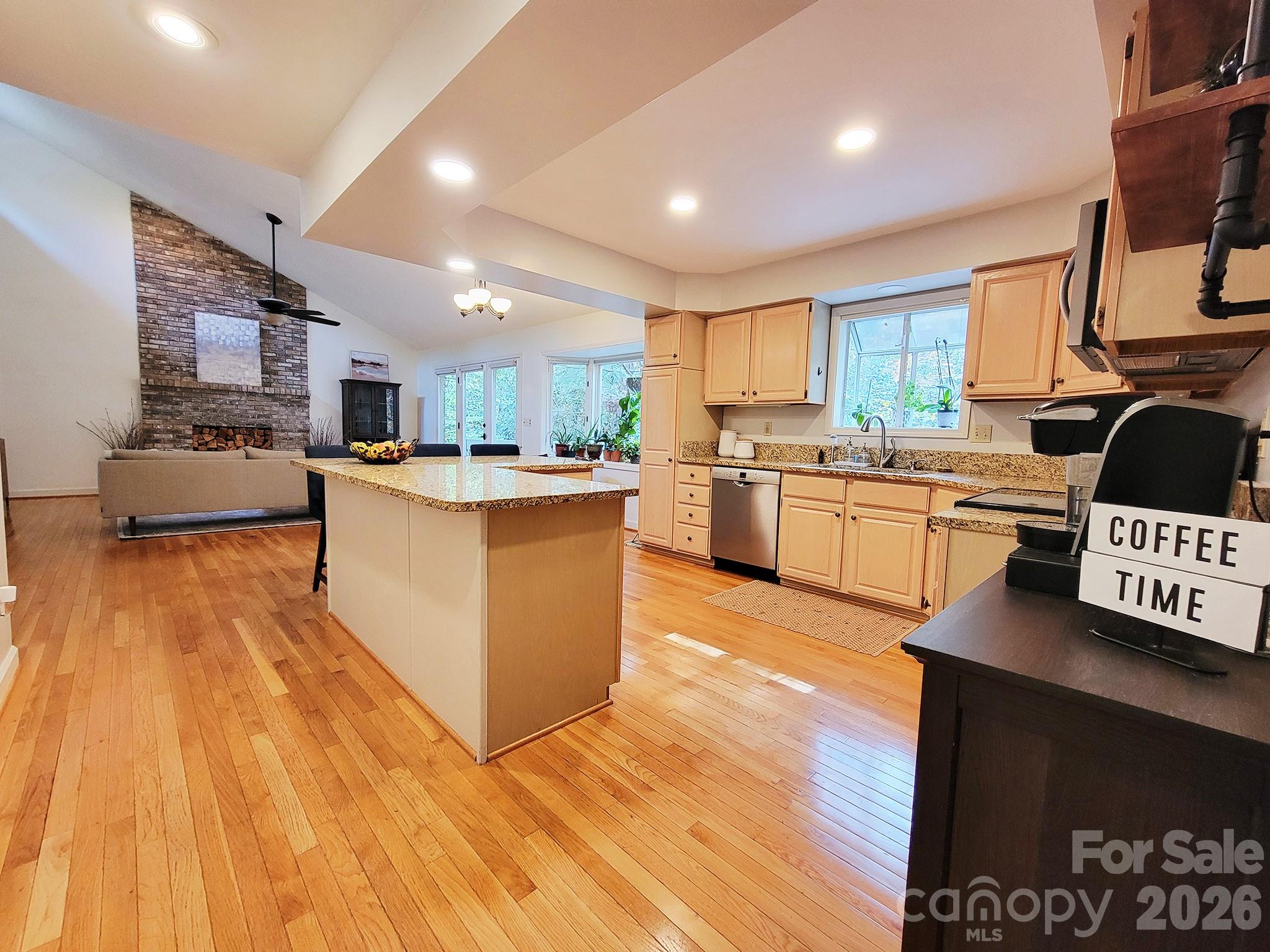 305 E Sondley Drive Property Photo 5
