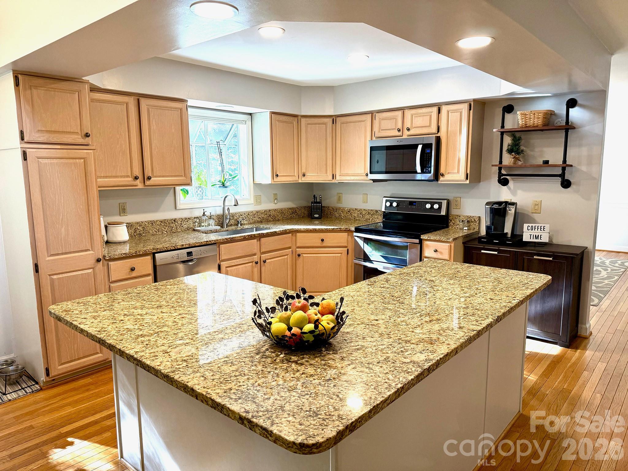 305 E Sondley Drive Property Photo 6