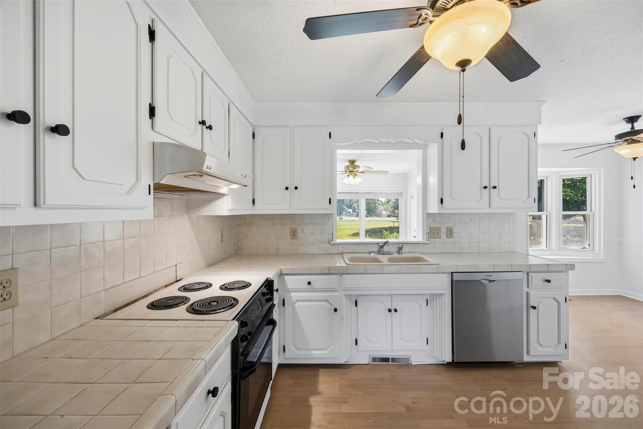 3447 Lake Shore Road Property Photo 8