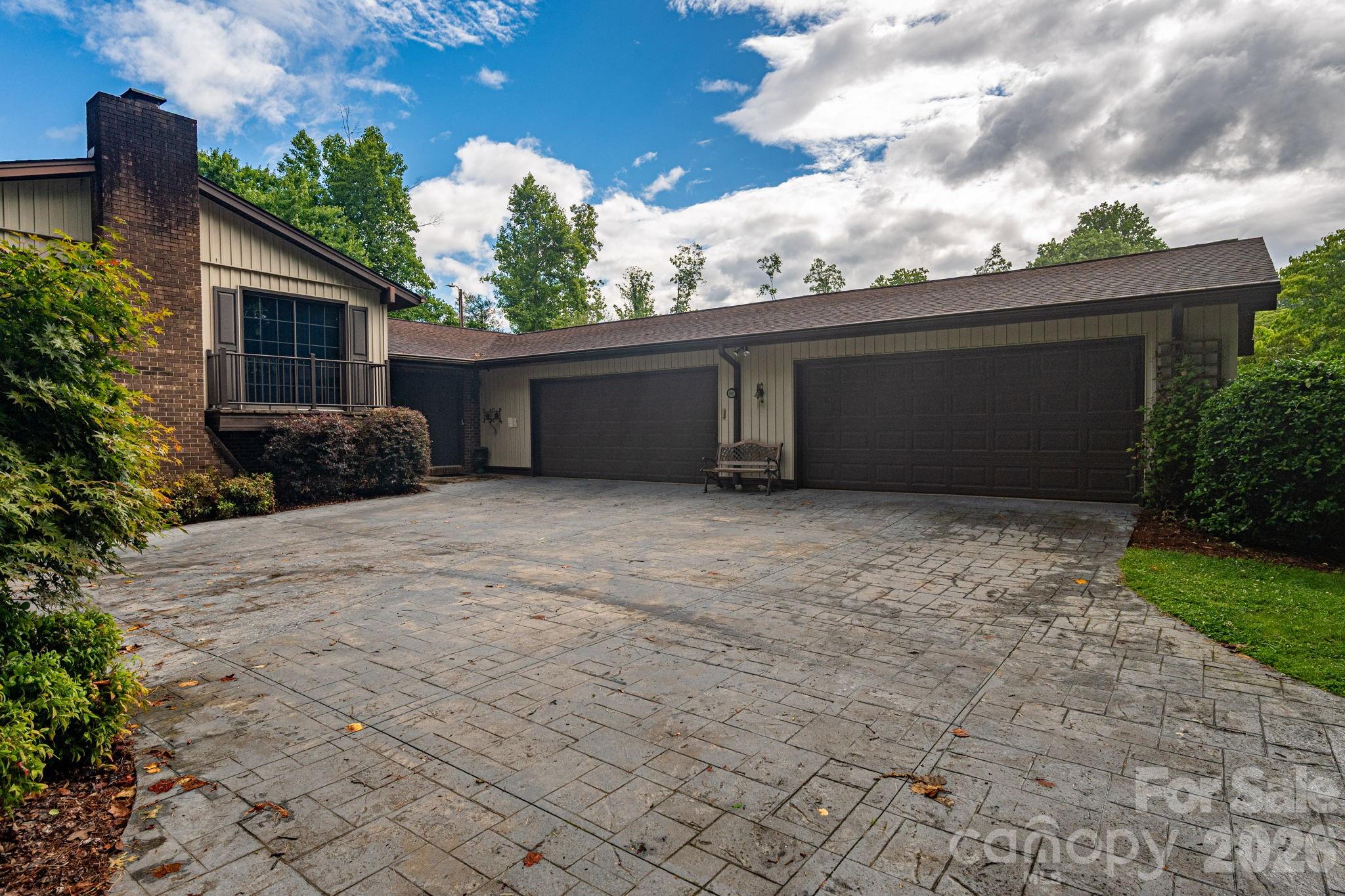 209 Hillsboro Road Property Photo 4