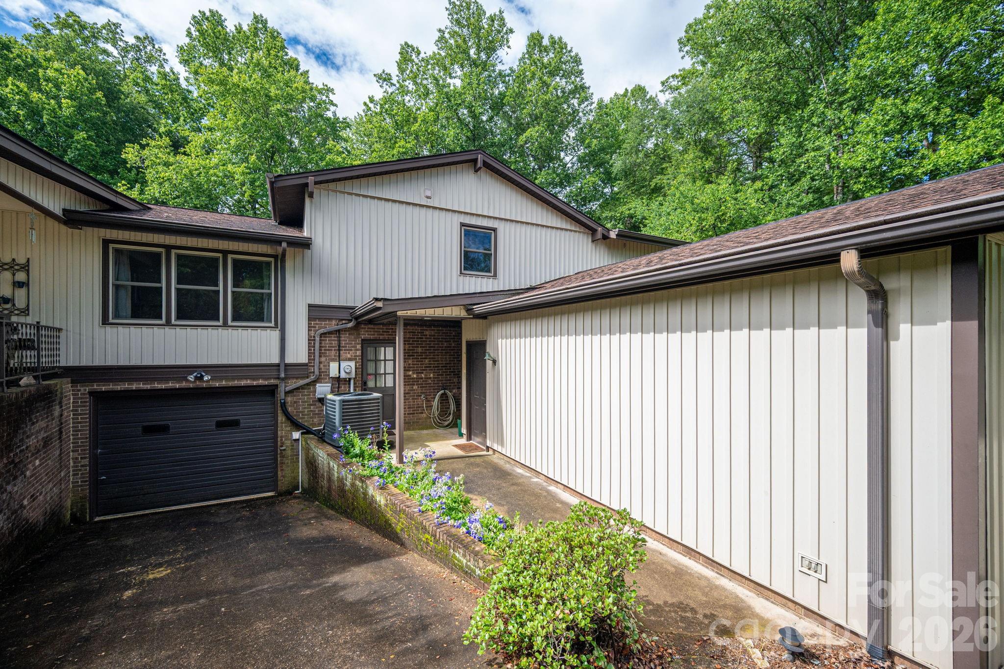 209 Hillsboro Road Property Photo 13