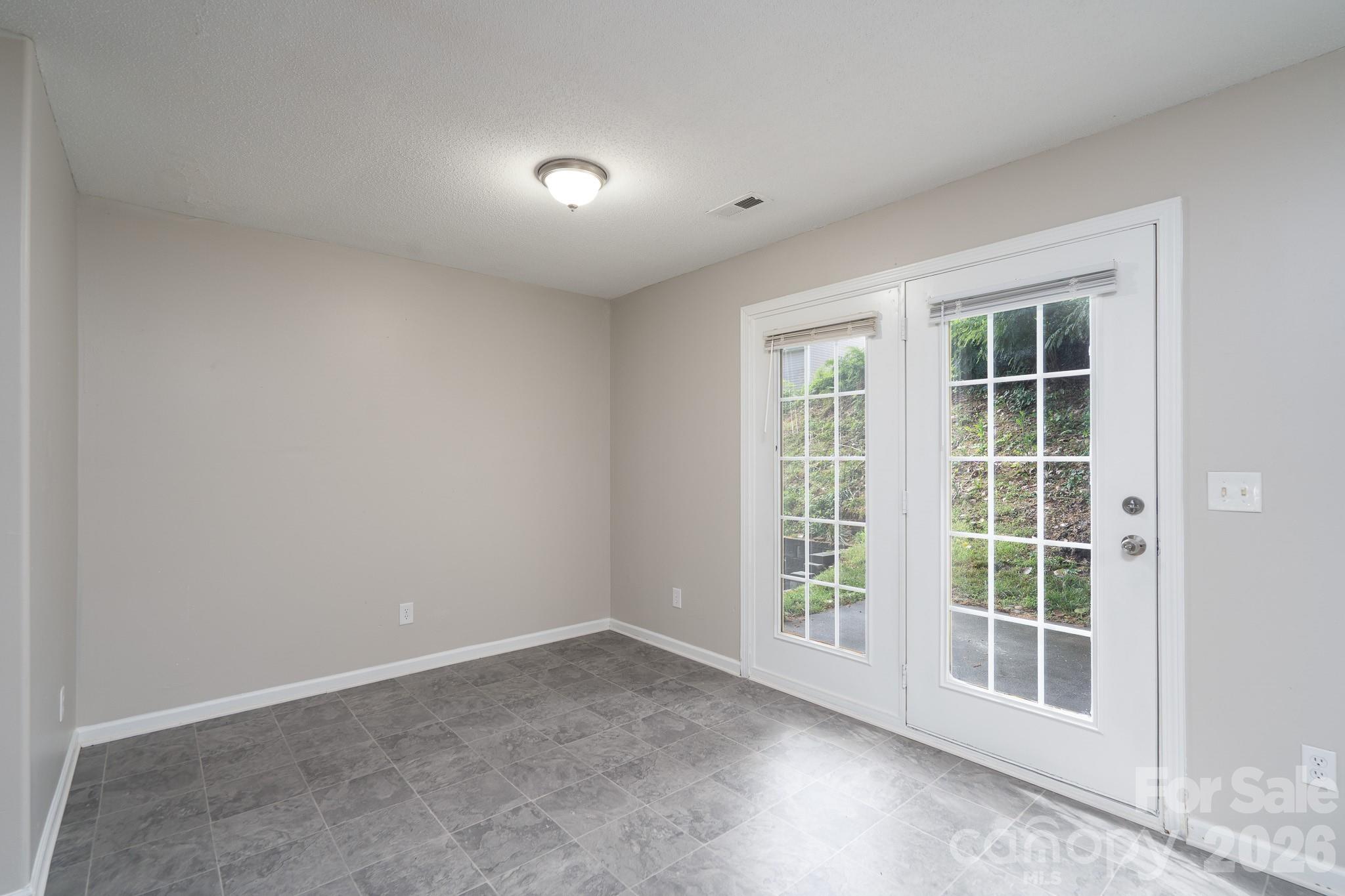 8016 Bronze Pike Drive Property Photo 9
