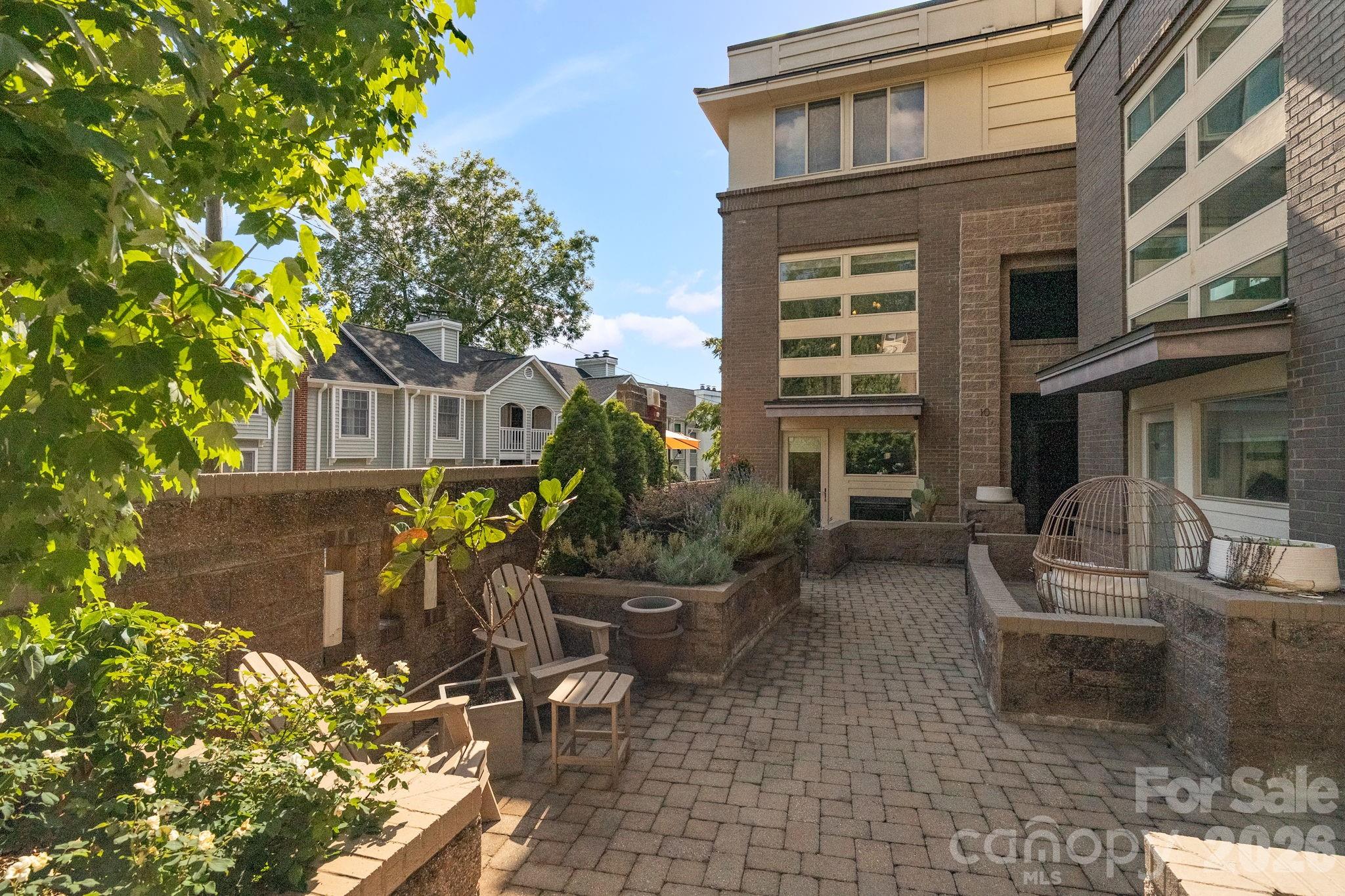 420 Queens Road 10 Property Photo 2