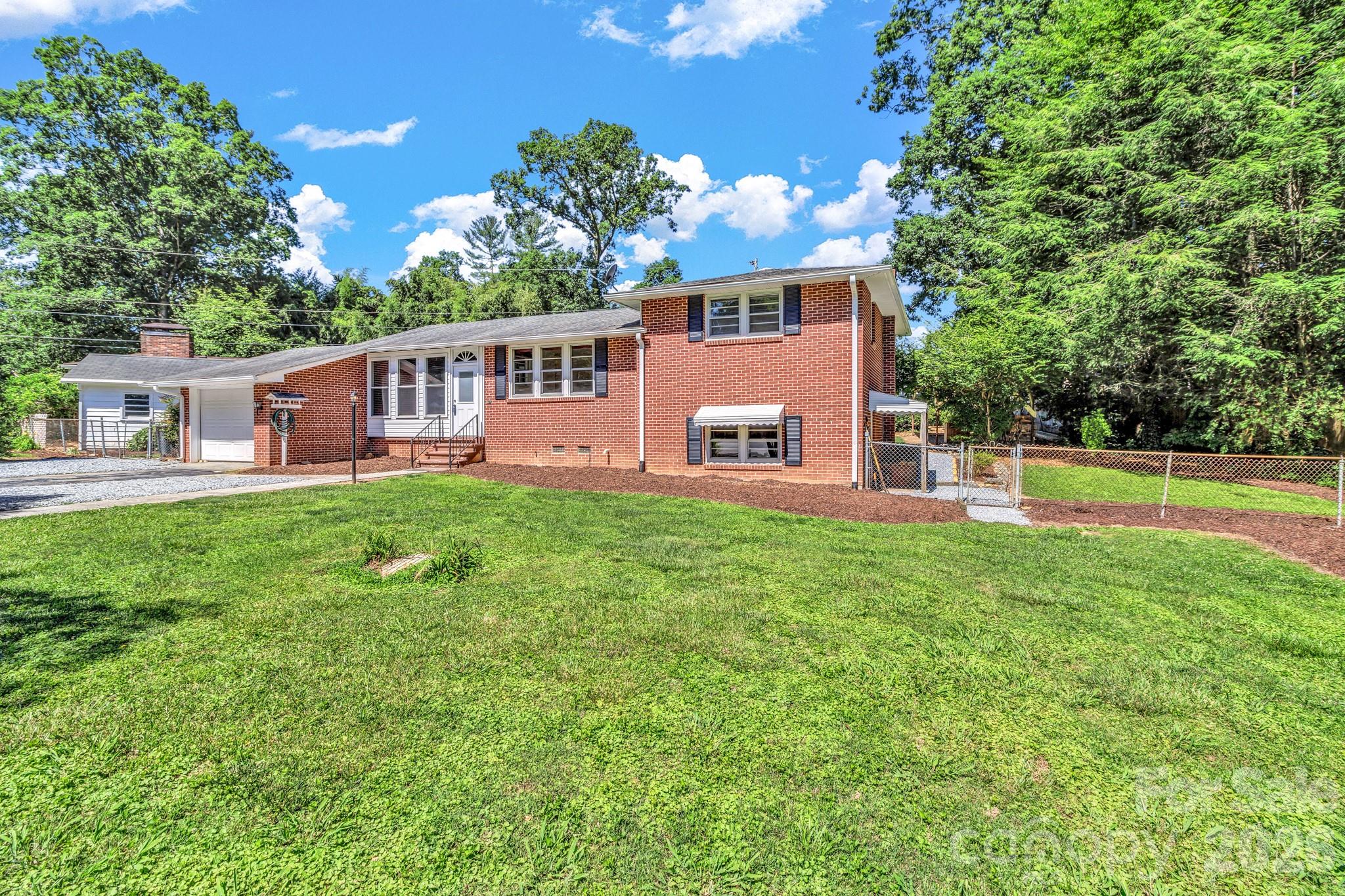 907 W Blue Ridge Road Property Photo 2