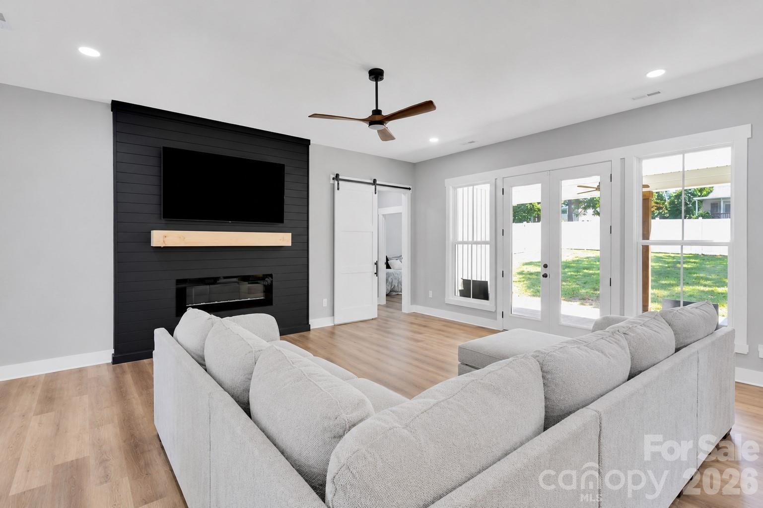 2754 Emperor Street Property Photo 4