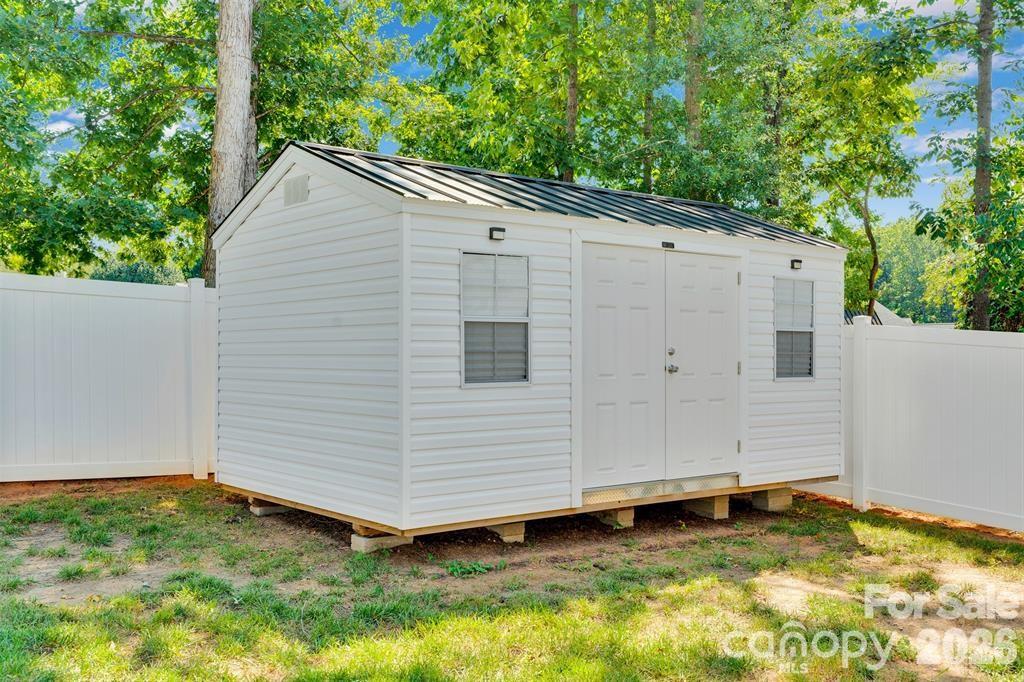 2754 Emperor Street Property Photo 27