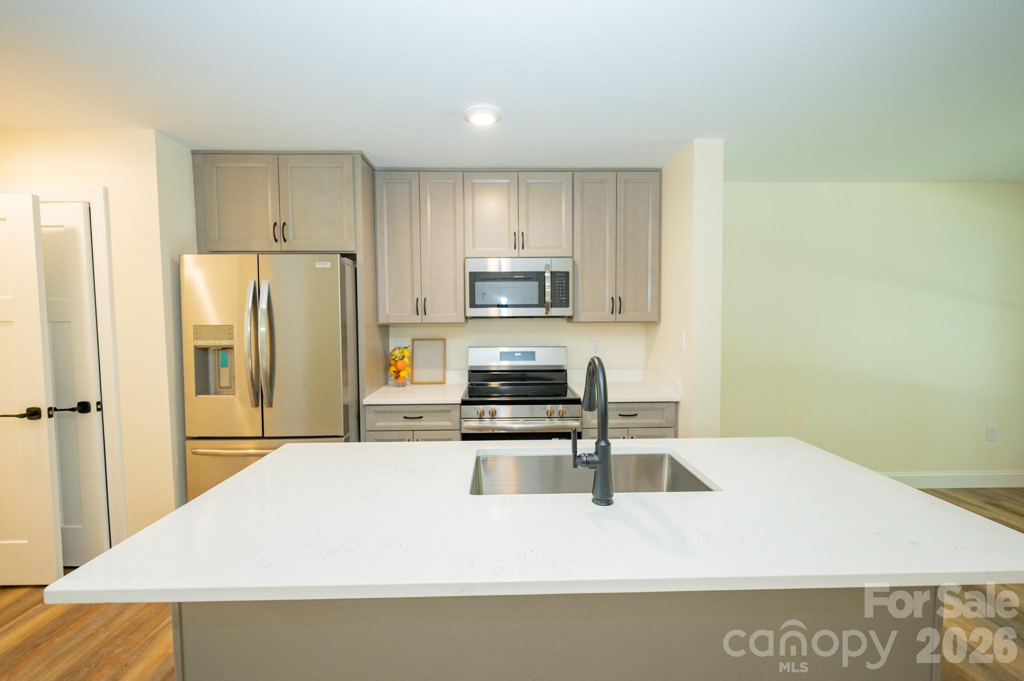 166 Illinois Street Property Photo 9