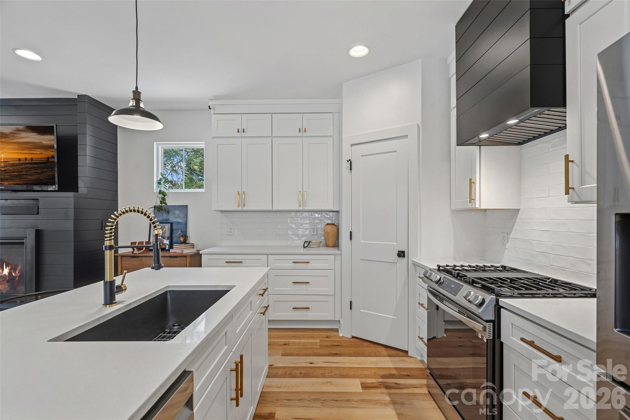 1642 Longfellow Street Property Photo 8