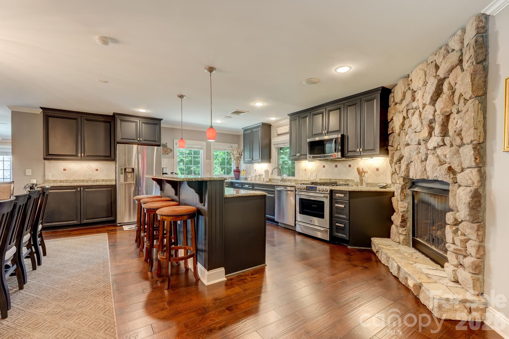 8106 Breezy Hill Drive Property Photo 8