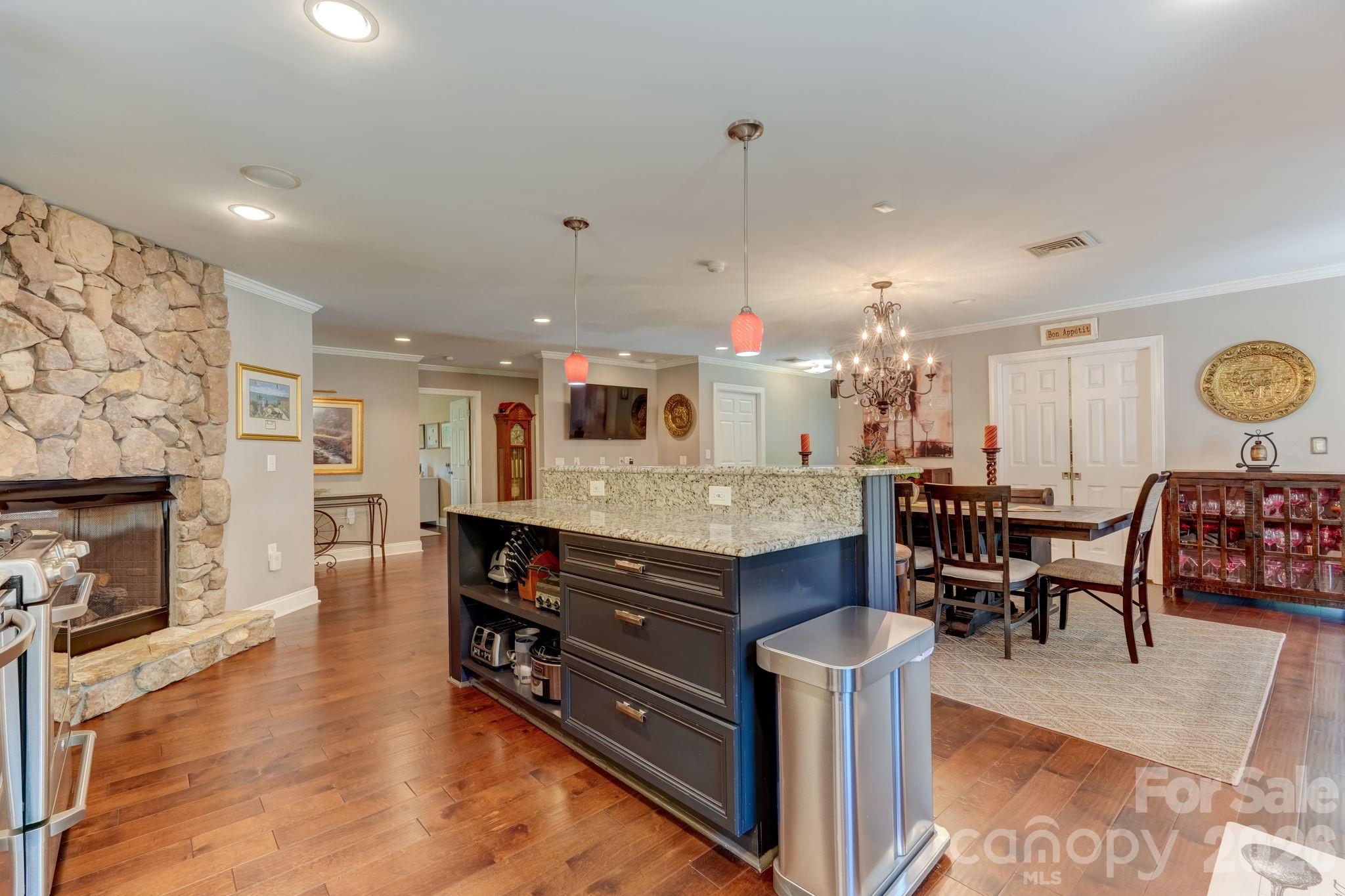 8106 Breezy Hill Drive Property Photo 10